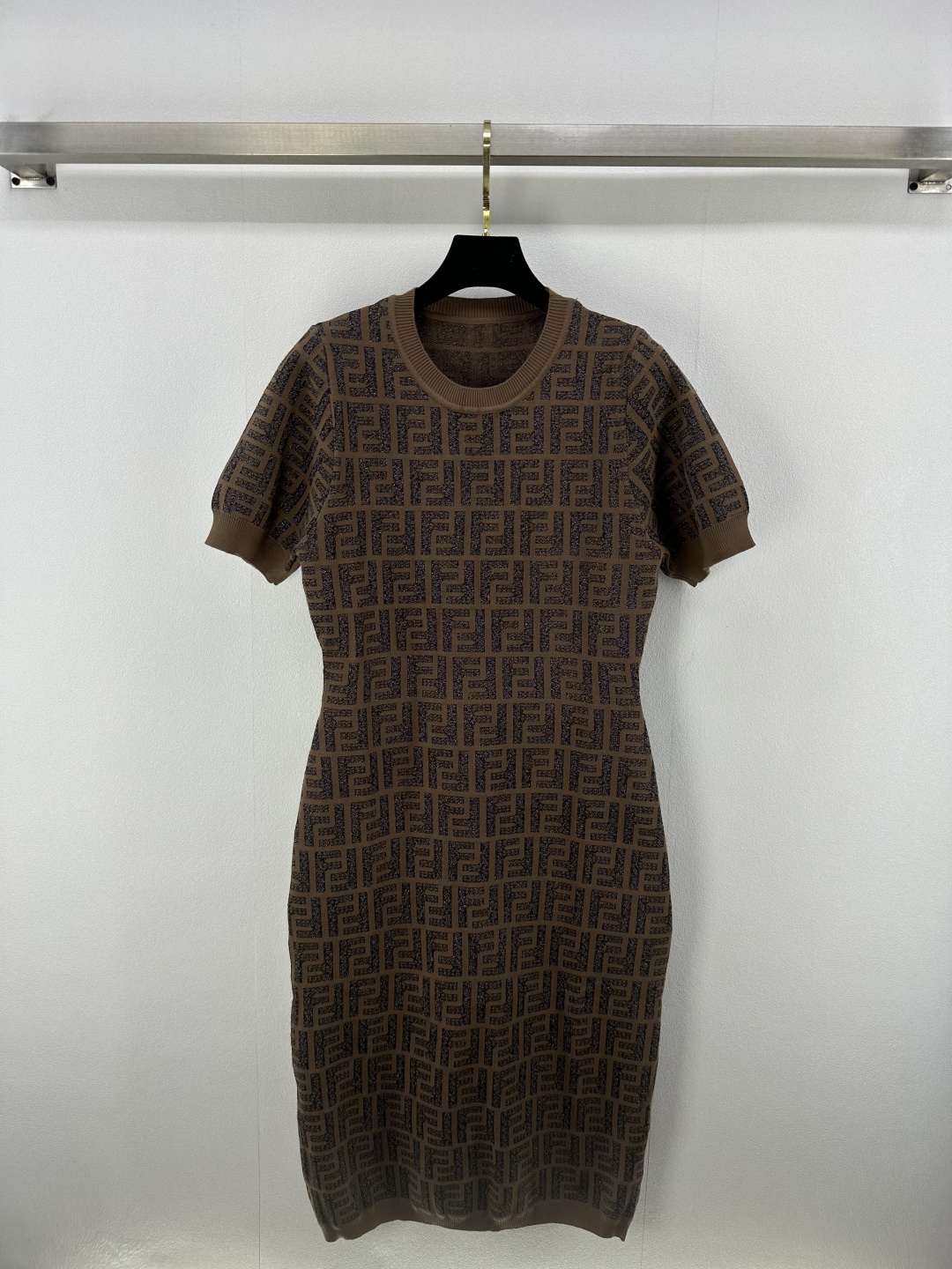 NO:413852,Fend * New details 25 Spring and summer gold silk series brown short-sleeved skirt The gold silk logo winds through the delicate knitted room, the neat short-sleeved skirt is tailored to a variety of scenes, easily interpreting the low-key and luxurious daily sense of luxury. 1 color 3 SML, fendi, skirts, T-shirt, alexander wang19860909Fend * 上新细节 25 春夏金丝系列咖色短袖裙 金丝logo蜿蜒流转于细腻针织间,利落短袖裙剪裁适配多元场景,轻松诠释低调奢华的日常高级感. 1色3码SML,,fendi,skirts,T-shirt,alexander wang,Women's clothing