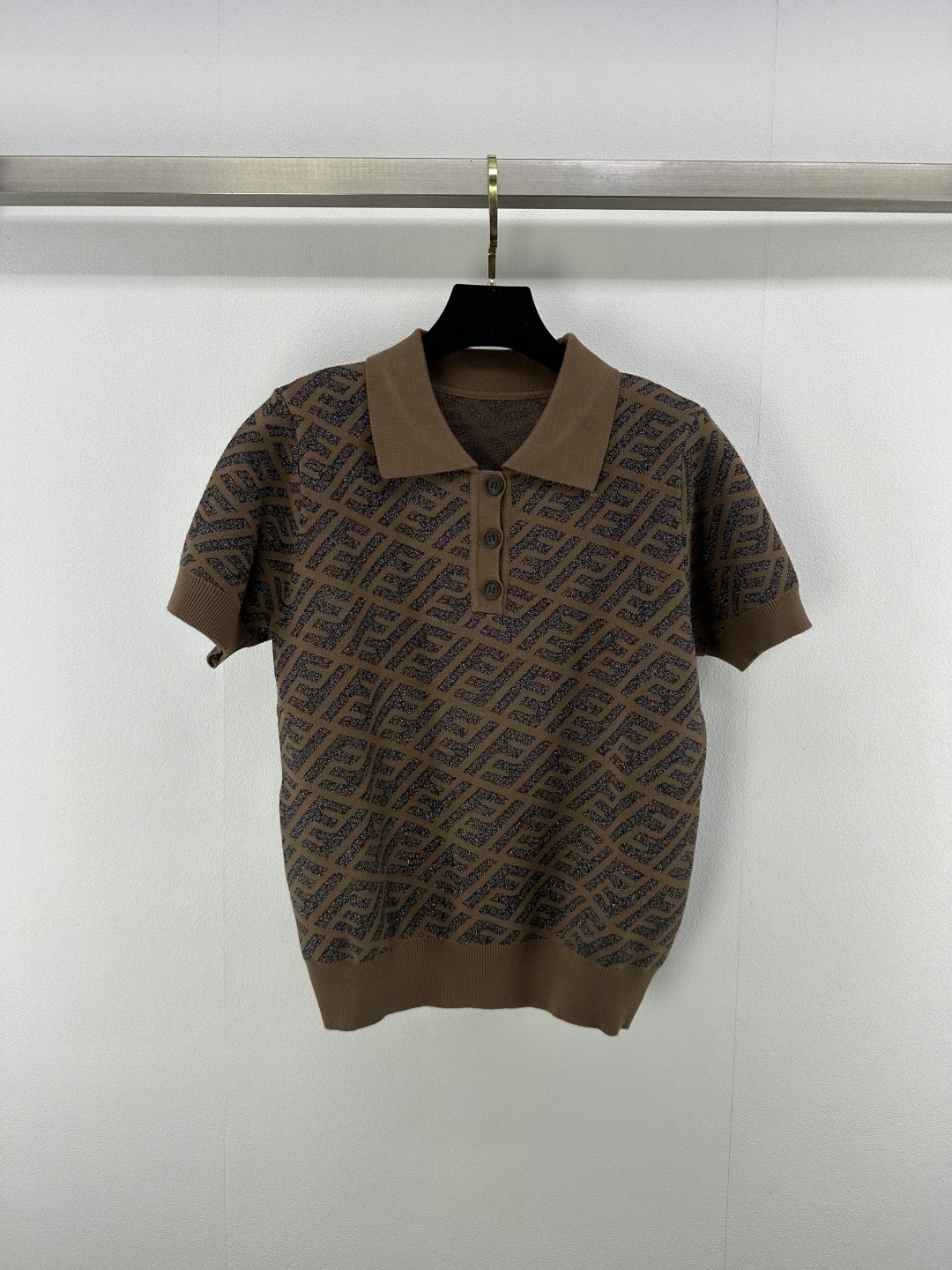 NO:413858,Fend * New details 25 Spring and summer gold wire series twill lapel knitted short sleeves. The brown base is smudged with gentle background, and the gold wire outlines the logo to highlight details. The elasticity and tightness are moderate and more refined. The outfit shows a relaxed tone. The daily high-end feeling is interpreted with a light luxury texture. 1 color and 3 codes SML, fendi, T-shirt, alexander wang19860909Fend * 上新细节 25 春夏金丝系列斜纹翻领针织短袖 咖色基底晕染温柔底色,金丝勾勒logo点亮细节 松紧适中更显精致 穿搭尽显松弛调性 以轻奢质感诠释日常高级感 1色3码SML,,fendi,T-shirt,alexander wang,Women's clothing