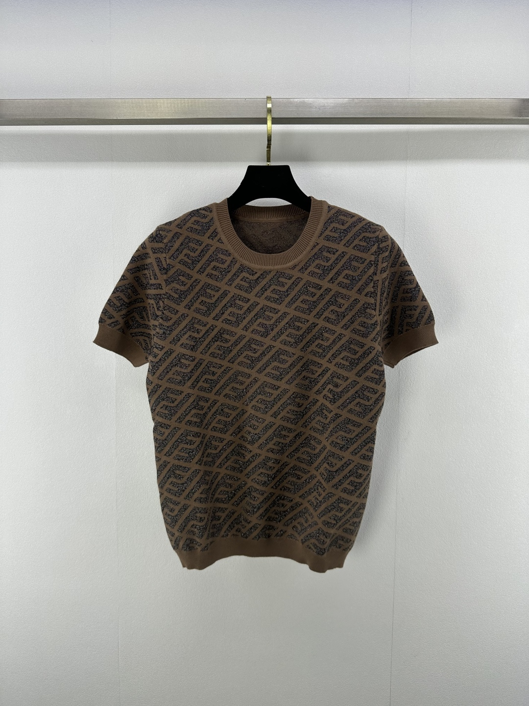 NO:413841,Fend * New details 25 Spring and summer gold wire series twill round neck knitted short sleeves. The brown base is smudged with gentle background, and the gold wire outlines the logo to highlight details. The elasticity and tightness are moderate and more refined. The outfit shows a relaxed tone. The daily high-end feeling is interpreted with a light luxury texture. 1 color and 3 codes SML, fendi, T-shirt, alexander wang19860909Fend * 上新细节 25 春夏金丝系列斜纹圆领针织短袖 咖色基底晕染温柔底色,金丝勾勒logo点亮细节 松紧适中更显精致 穿搭尽显松弛调性 以轻奢质感诠释日常高级感 1色3码SML,,fendi,T-shirt,alexander wang,Women's clothing