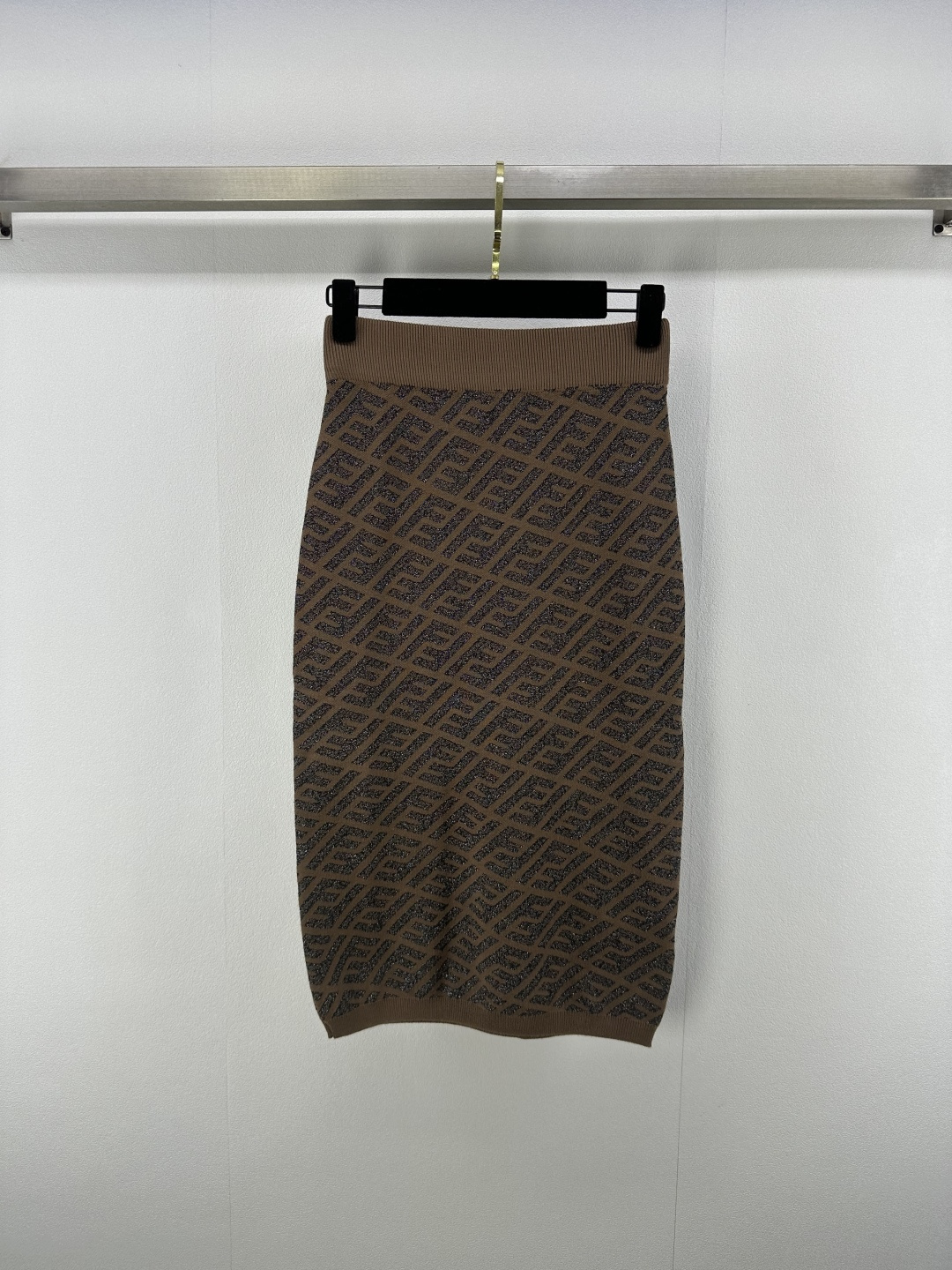 NO:413849,Fend * New details 25 Spring and summer gold silk series twill brown skirt, gold silk twill logo is low-key, smooth knitted to fit the body, classic presbyopia tone, unlocking the elegant atmosphere of commuting and date. 1 color 3 SML, fendi, skirts, alexander wang19860909Fend * 上新细节 25 春夏金丝系列斜纹咖色半裙,金丝斜纹logo低调闪耀,柔滑针织贴合身形,经典老花咖色调,解锁通勤约会的优雅氛围感. 1色3码SML,,fendi,skirts,alexander wang,Women's clothing