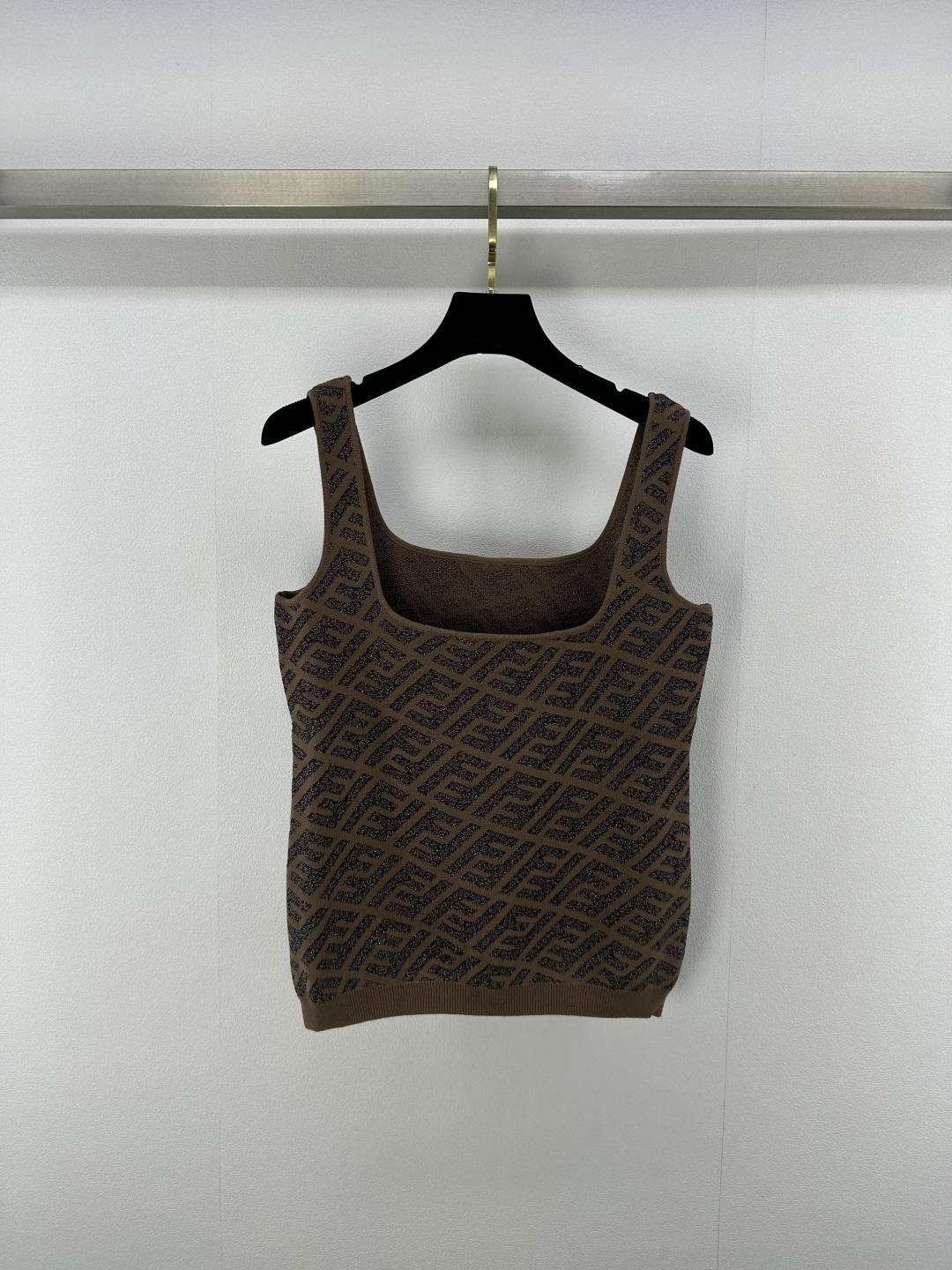 NO:413863,Fend * New details 25 Spring and summer gold wire series twill suspender vest, brown base smudges gentle background, gold wire outlines logo to highlight details, moderate elasticity and more refined, outfits show relaxed tone, interpret daily high-end sense with light luxury texture 1 color 3 code SML, fendi, alexander wang19860909Fend * 上新细节 25 春夏金丝系列斜纹吊带背心 咖色基底晕染温柔底色,金丝勾勒logo点亮细节 松紧适中更显精致 穿搭尽显松弛调性 以轻奢质感诠释日常高级感 1色3码SML,,fendi,alexander wang,Women's clothing