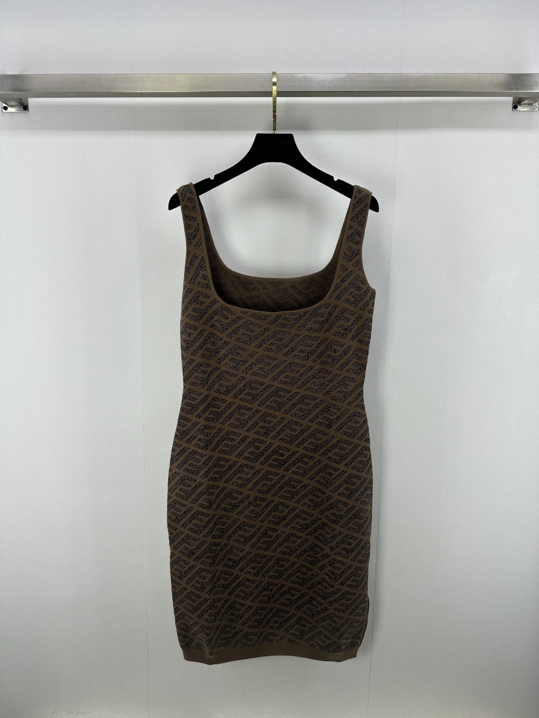 NO:413870,Fend * New details 25 Spring and summer gold wire series twill brown suspender skirt, gold wire twill logo is like starlight dark, smooth knitted outlines graceful curves, lazy and exquisite coexist, unlocking summer atmosphere outfits. 1 color 3 code SML, fendi, skirts, alexander wang19860909Fend * 上新细节 25 春夏金丝系列斜纹咖色吊带裙,金丝斜纹logo如星光暗嵌,柔滑针织勾勒曼妙曲线,慵懒与精致并存,解锁夏日氛围感穿搭. 1色3码SML,,fendi,skirts,alexander wang,Women's clothing