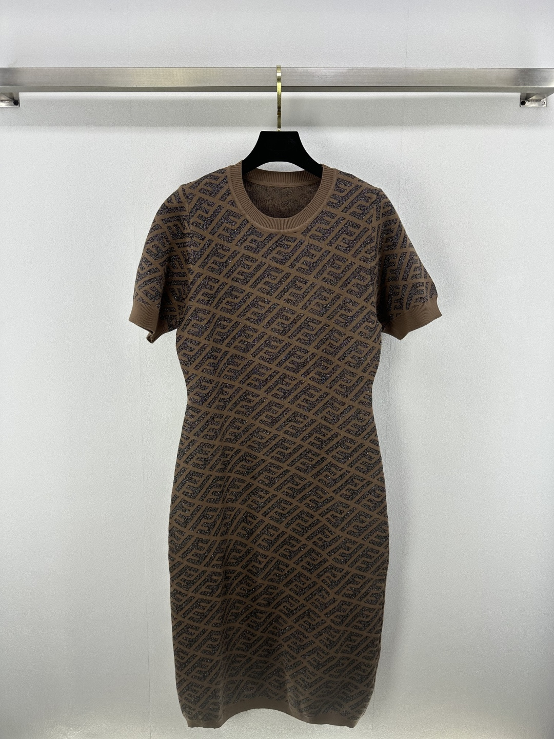 NO:413803,Fend * New details 25 Spring and summer gold silk series twill brown short-sleeved skirt The gold silk twill logo winds through the delicate knitted room, the neat short-sleeved skirt is tailored to a variety of scenes, easily interpreting the low-key and luxurious daily sense of luxury. 1 color 3 SML, fendi, skirts, T-shirt, alexander wang19860909Fend * 上新细节 25 春夏金丝系列斜纹咖色短袖裙 金丝斜纹logo蜿蜒流转于细腻针织间,利落短袖裙剪裁适配多元场景,轻松诠释低调奢华的日常高级感. 1色3码SML,,fendi,skirts,T-shirt,alexander wang,Women's clothing