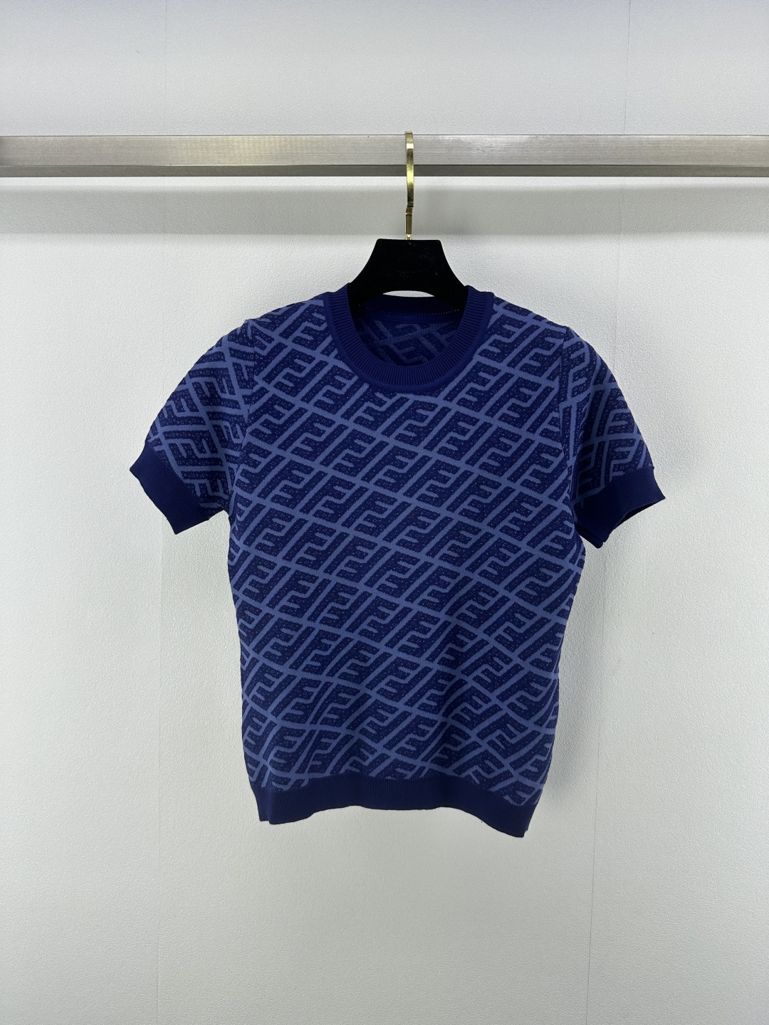 NO:413792,Fend * New details 25 Spring and summer new denim blue round neck short sleeves printed with classic twill logo, simple style blending retro denim style into daily life, easily wearing casual and fashionable summer attitude 1 color 3 code SML, fendi, T-shirt, alexander wang19860909Fend * 上新细节 25 春夏新款牛仔蓝圆领短袖 印刻经典斜纹logo,简约版型搭将复古牛仔风融入日常,轻松穿出随性又时髦的夏日态度 1色3码SML,,fendi,T-shirt,alexander wang,Women's clothing