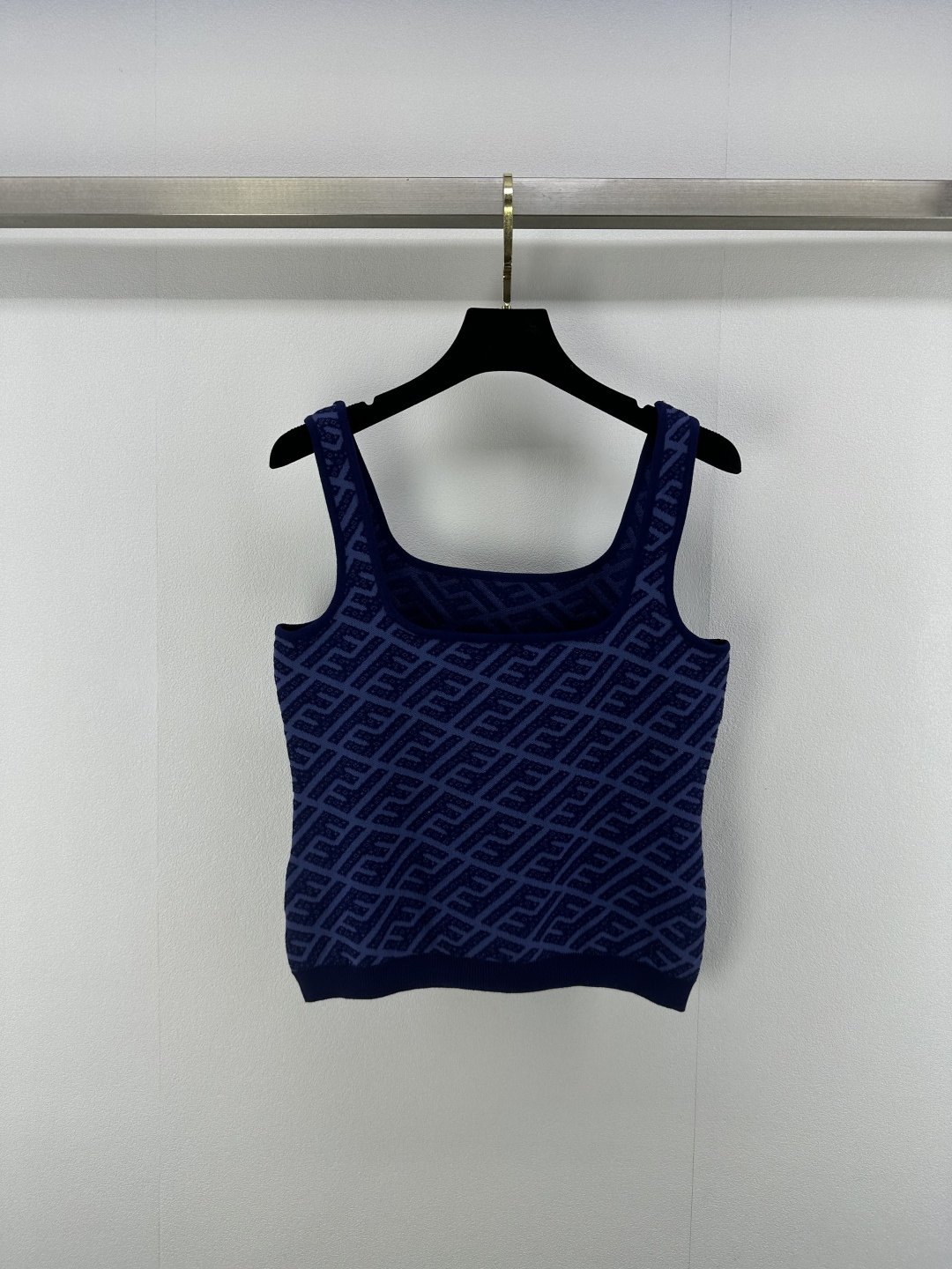 NO:413801,Fend * New details 25 Spring and summer new denim blue vest is decorated with classic twill logo, and it is outstanding in single-wearing and layering, which easily interprets the casual and lazy summer atmosphere. 1 color 3 SML, fendi, alexander wang19860909Fend * 上新细节 25 春夏新款牛仔蓝长背心 缀以经典斜纹logo,单穿叠搭皆出彩,轻松演绎率性慵懒的夏日氛围感. 1色3码SML,,fendi,alexander wang,Women's clothing