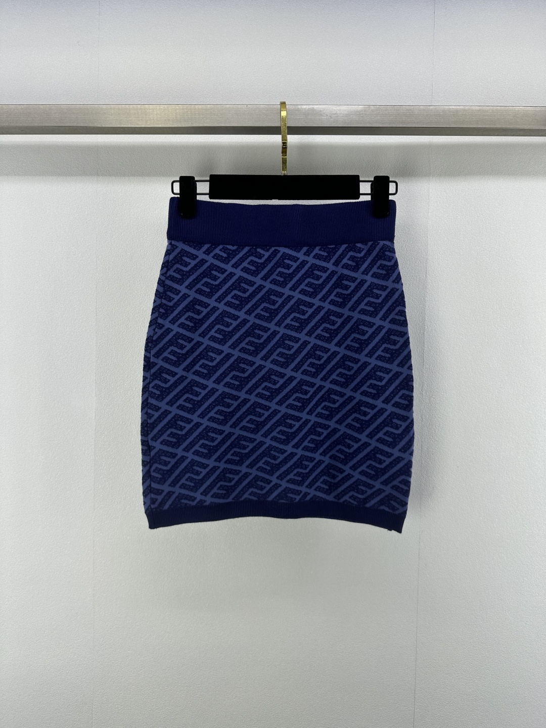 NO:413817,Fend * New details 25 Spring and summer new denim blue skirt with classic twill logo elegance, cleverly blending retro style with modern tailoring, easily creating an eye-catching and street-catching style. 1 color 3 size SML, fendi, skirts, alexander wang19860909Fend * 上新细节 25 春夏新款牛仔蓝半裙 携经典斜纹logo优雅来袭,将复古格调与现代剪裁巧妙融合,轻松打造吸睛出街造型. 1色3码SML,,fendi,skirts,alexander wang,Women's clothing