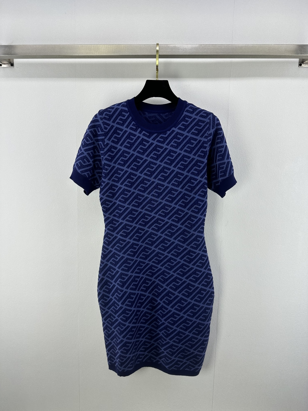 NO:413833,Fend * New details 25 Spring and summer new denim blue short-sleeved skirt embellished with classic twill logo, neatly tailored and retro tannins, unlocking the fashionable outfit formula that reduces age. 1 color 3 code SML, fendi, skirts, T-shirt, alexander wang19860909Fend * 上新细节 25 春夏新款牛仔蓝短袖裙 缀以经典斜纹logo,利落剪裁碰撞复古丹宁,解锁元气减龄的时髦穿搭公式. 1色3码SML,,fendi,skirts,T-shirt,alexander wang,Women's clothing