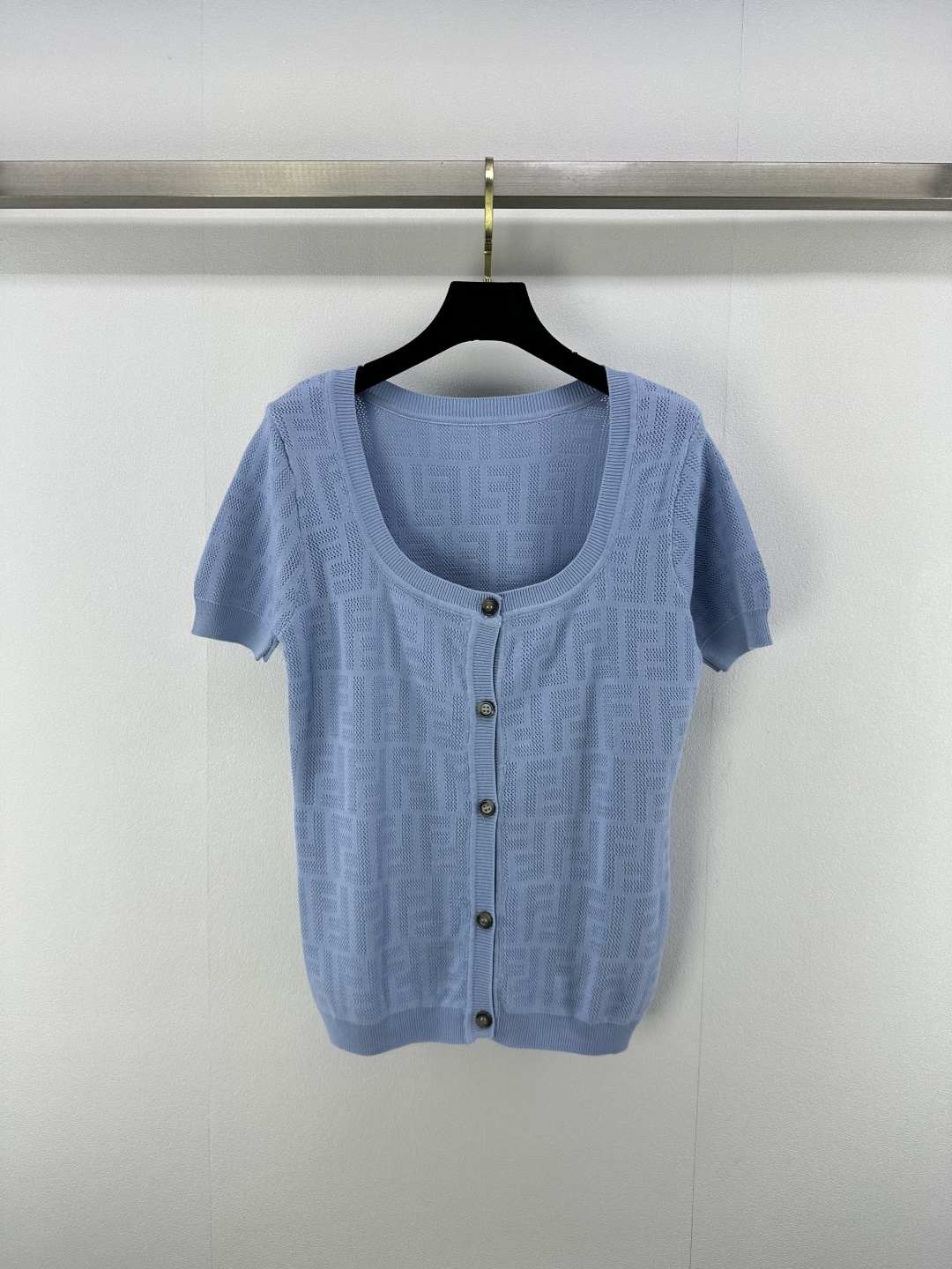 NO:413906,FEND* New details 25 Spring and summer latest square collar cardigan short-sleeved!  Customized cotton yarn woven, comfortable texture and full of elasticity. The garment is narrowed with threaded edges. The design is rich and highlights the layers. The overall shape is high-end and crisp. Create a unique fashionable style with regular tailoring. Inclusive figure. A must-have for relaxed and fashionable style!  3 color 3 code SML, fendi, T-shirt, alexander wang19860909FEND* 上新细节 25 春夏最新方领开衫短袖！定制棉纶纱线织造 质感舒适 弹力十足 成衣以螺纹包边收窄 设计丰富凸显层次 整体造型高级挺括 打造品牌特有时髦风格 常规剪裁 包容身材 松弛时髦风格必备！ 3色3码SML,,fendi,T-shirt,alexander wang,Women's clothing