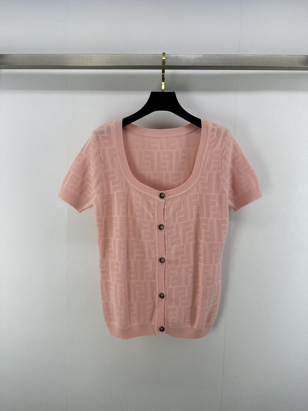 NO:413937,FEND* New details 25 Spring and summer latest square collar cardigan short-sleeved!  Customized cotton yarn woven, comfortable texture and full of elasticity. The garment is narrowed with threaded edges. The design is rich and highlights the layers. The overall shape is high-end and crisp. Create a unique fashionable style with regular tailoring. Inclusive figure. A must-have for relaxed and fashionable style!  3 color 3 code SML, fendi, T-shirt, alexander wang19860909FEND* 上新细节 25 春夏最新方领开衫短袖！定制棉纶纱线织造 质感舒适 弹力十足 成衣以螺纹包边收窄 设计丰富凸显层次 整体造型高级挺括 打造品牌特有时髦风格 常规剪裁 包容身材 松弛时髦风格必备！ 3色3码SML,,fendi,T-shirt,alexander wang,Women's clothing