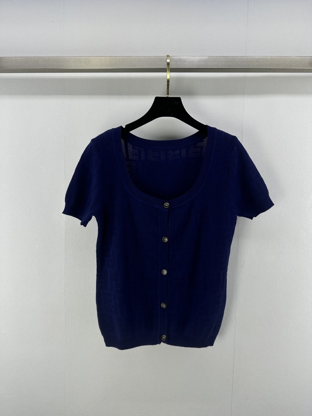 NO:413936,FEND* New details 25 Spring and summer latest square collar cardigan short-sleeved!  Customized cotton yarn woven, comfortable texture and full of elasticity. The garment is narrowed with threaded edges. The design is rich and highlights the layers. The overall shape is high-end and crisp. Create a unique fashionable style with regular tailoring. Inclusive figure. A must-have for relaxed and fashionable style!  3 color 3 code SML, fendi, T-shirt, alexander wang19860909FEND* 上新细节 25 春夏最新方领开衫短袖！定制棉纶纱线织造 质感舒适 弹力十足 成衣以螺纹包边收窄 设计丰富凸显层次 整体造型高级挺括 打造品牌特有时髦风格 常规剪裁 包容身材 松弛时髦风格必备！ 3色3码SML,,fendi,T-shirt,alexander wang,Women's clothing