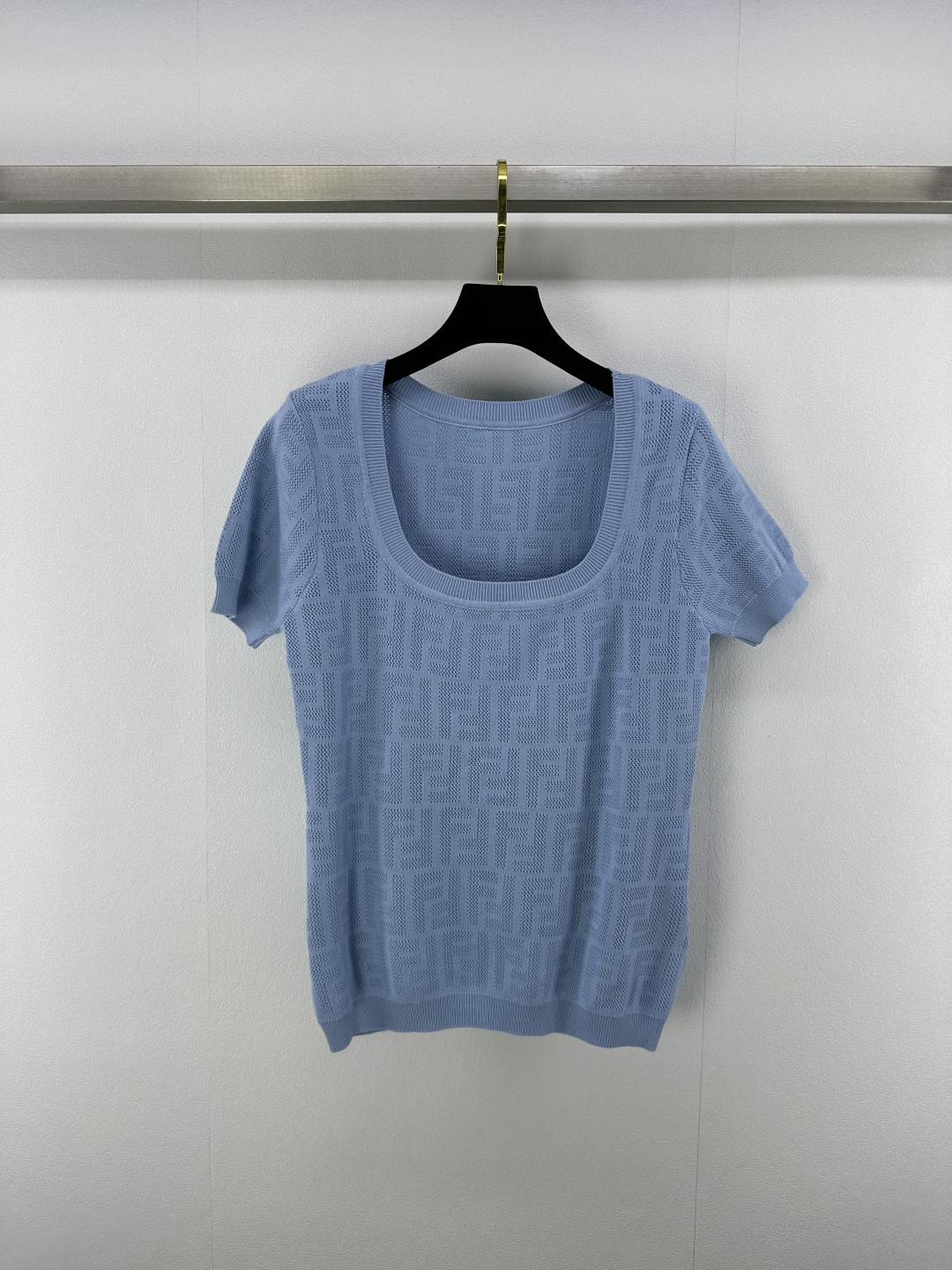 NO:413913,FEND* New details 25 Spring and summer latest square neck short sleeves!  Customized cotton yarn woven, comfortable texture and full of elasticity. The garment is narrowed with threaded edges. The design is rich and highlights the layers. The overall shape is high-end and crisp. Create a unique fashionable style with regular tailoring. Inclusive figure. A must-have for relaxed and fashionable style!  3 color 3 code SML, fendi, T-shirt, alexander wang19860909FEND* 上新细节 25 春夏最新方领短袖！定制棉纶纱线织造 质感舒适 弹力十足 成衣以螺纹包边收窄 设计丰富凸显层次 整体造型高级挺括 打造品牌特有时髦风格 常规剪裁 包容身材 松弛时髦风格必备！ 3色3码SML,,fendi,T-shirt,alexander wang,Women's clothing