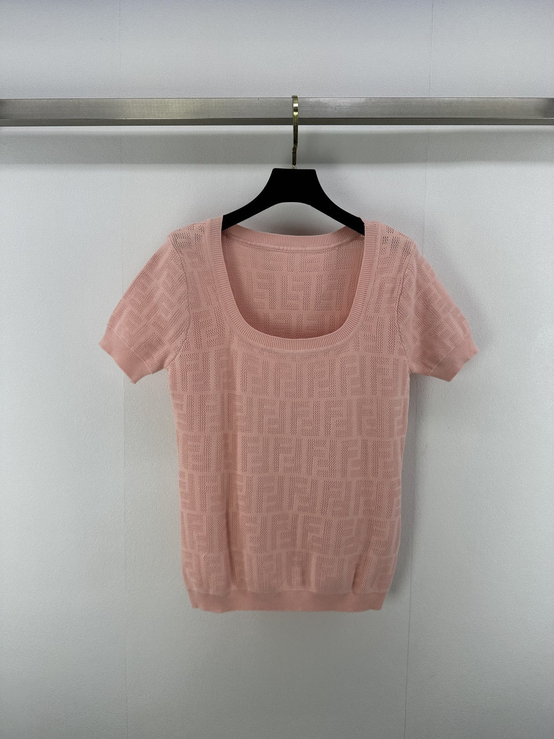 NO:413947,FEND* New details 25 Spring and summer latest square neck short sleeves!  Customized cotton yarn woven, comfortable texture and full of elasticity. The garment is narrowed with threaded edges. The design is rich and highlights the layers. The overall shape is high-end and crisp. Create a unique fashionable style with regular tailoring. Inclusive figure. A must-have for relaxed and fashionable style!  3 color 3 code SML, fendi, T-shirt, alexander wang19860909FEND* 上新细节 25 春夏最新方领短袖！定制棉纶纱线织造 质感舒适 弹力十足 成衣以螺纹包边收窄 设计丰富凸显层次 整体造型高级挺括 打造品牌特有时髦风格 常规剪裁 包容身材 松弛时髦风格必备！ 3色3码SML,,fendi,T-shirt,alexander wang,Women's clothing