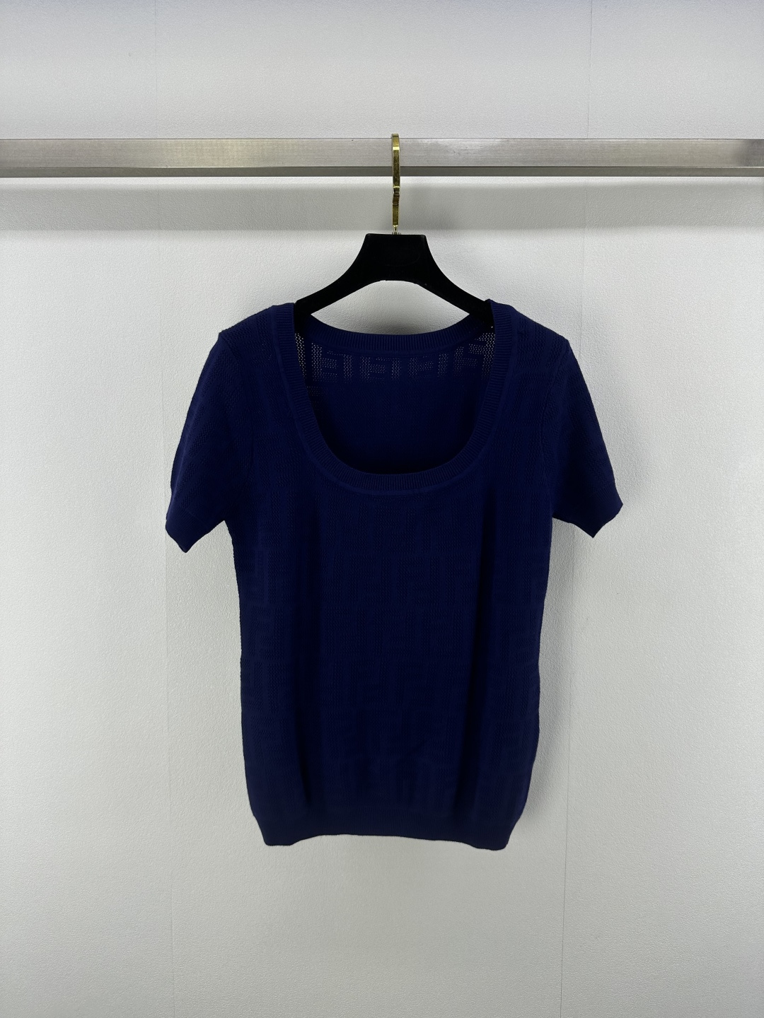 NO:413878,FEND* New details 25 Spring and summer latest square neck short sleeves!  Customized cotton yarn woven, comfortable texture and full of elasticity. The garment is narrowed with threaded edges. The design is rich and highlights the layers. The overall shape is high-end and crisp. Create a unique fashionable style with regular tailoring. Inclusive figure. A must-have for relaxed and fashionable style!  3 color 3 code SML, fendi, T-shirt, alexander wang19860909FEND* 上新细节 25 春夏最新方领短袖！定制棉纶纱线织造 质感舒适 弹力十足 成衣以螺纹包边收窄 设计丰富凸显层次 整体造型高级挺括 打造品牌特有时髦风格 常规剪裁 包容身材 松弛时髦风格必备！ 3色3码SML,,fendi,T-shirt,alexander wang,Women's clothing