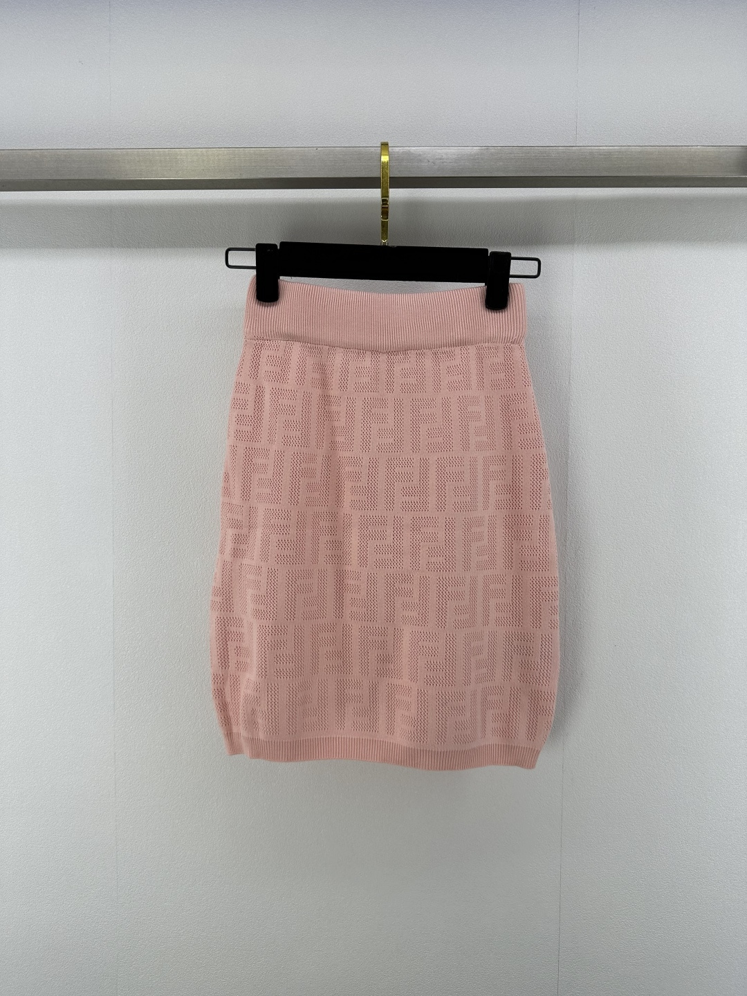 NO:413955,FEND* New details 25 Spring and Summer Latest Pretty Skirt!  Customized cotton yarn weaving, comfortable texture, elasticity, rich design highlights the layers, high-end and crisp overall shape, create a unique fashionable style of the brand, regular tailoring, inclusive figure, and a must-have for relaxed and fashionable style!  3 color 3 code SML, fendi, skirts, alexander wang19860909FEND* 上新细节 25 春夏最新老花半裙！定制棉纶纱线织造 质感舒适 弹力十足设计丰富凸显层次 整体造型高级挺括 打造品牌特有时髦风格 常规剪裁 包容身材 松弛时髦风格必备！ 3色3码SML,,fendi,skirts,alexander wang,Women's clothing
