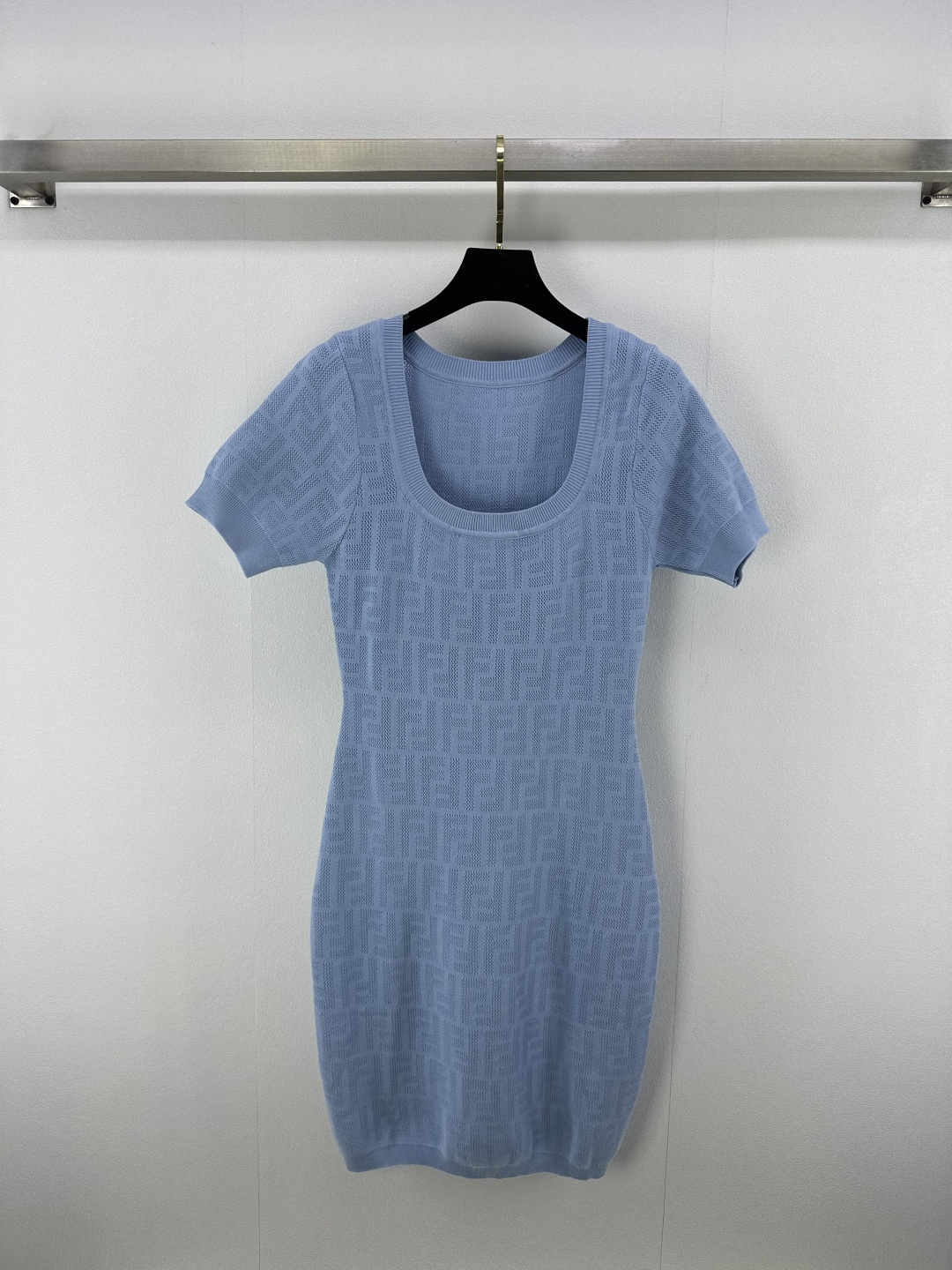 NO:413926,FEND* New Details 25 Spring and Summer Latest Square Collar Short Sleeve Skirt!  Customized cotton yarn woven, comfortable texture and full of elasticity. The garment is narrowed with threaded edges. The design is rich and highlights the layers. The overall shape is high-end and crisp. Create a unique fashionable style with regular tailoring. Inclusive figure. A must-have for relaxed and fashionable style!  3 color 3 code SML, fendi, skirts, T-shirt, alexander wang19860909FEND* 上新细节 25 春夏最新方领短袖裙！定制棉纶纱线织造 质感舒适 弹力十足 成衣以螺纹包边收窄 设计丰富凸显层次 整体造型高级挺括 打造品牌特有时髦风格 常规剪裁 包容身材 松弛时髦风格必备！ 3色3码SML,,fendi,skirts,T-shirt,alexander wang,Women's clothing