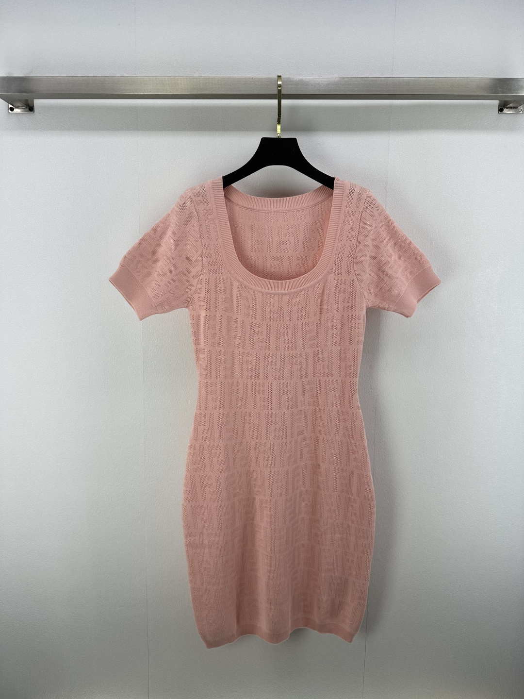 NO:413962,FEND* New Details 25 Spring and Summer Latest Square Collar Short Sleeve Skirt!  Customized cotton yarn woven, comfortable texture and full of elasticity. The garment is narrowed with threaded edges. The design is rich and highlights the layers. The overall shape is high-end and crisp. Create a unique fashionable style with regular tailoring. Inclusive figure. A must-have for relaxed and fashionable style!  3 color 3 code SML, fendi, skirts, T-shirt, alexander wang19860909FEND* 上新细节 25 春夏最新方领短袖裙！定制棉纶纱线织造 质感舒适 弹力十足 成衣以螺纹包边收窄 设计丰富凸显层次 整体造型高级挺括 打造品牌特有时髦风格 常规剪裁 包容身材 松弛时髦风格必备！ 3色3码SML,,fendi,skirts,T-shirt,alexander wang,Women's clothing