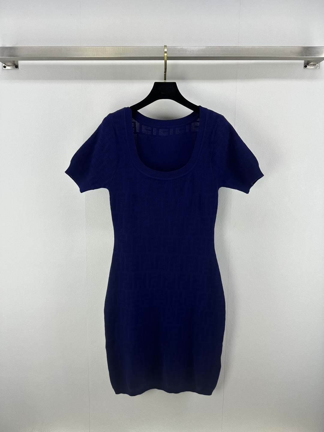 NO:413892,FEND* New Details 25 Spring and Summer Latest Square Collar Short Sleeve Skirt!  Customized cotton yarn woven, comfortable texture and full of elasticity, ready-made garments are narrowed with threaded edges, rich design highlights the layers, the overall shape is high-end and crisp, creating a unique fashionable style of the brand, regular tailoring, inclusive of figure, and a must-have for relaxed and fashionable style!  3 color 3 code SML, fendi, skirts, T-shirt, alexander wang19860909FEND* 上新细节 25 春夏最新方领短袖裙！定制棉纶纱线织造 质感舒适 弹力十足 成衣以螺纹包边收窄 设计丰富凸显层次 整体造型高级挺括 打造品牌特有时髦风格 常规剪裁 包容身材 松弛时髦风格必备！ 3色3码SML,,fendi,skirts,T-shirt,alexander wang,Women's clothing