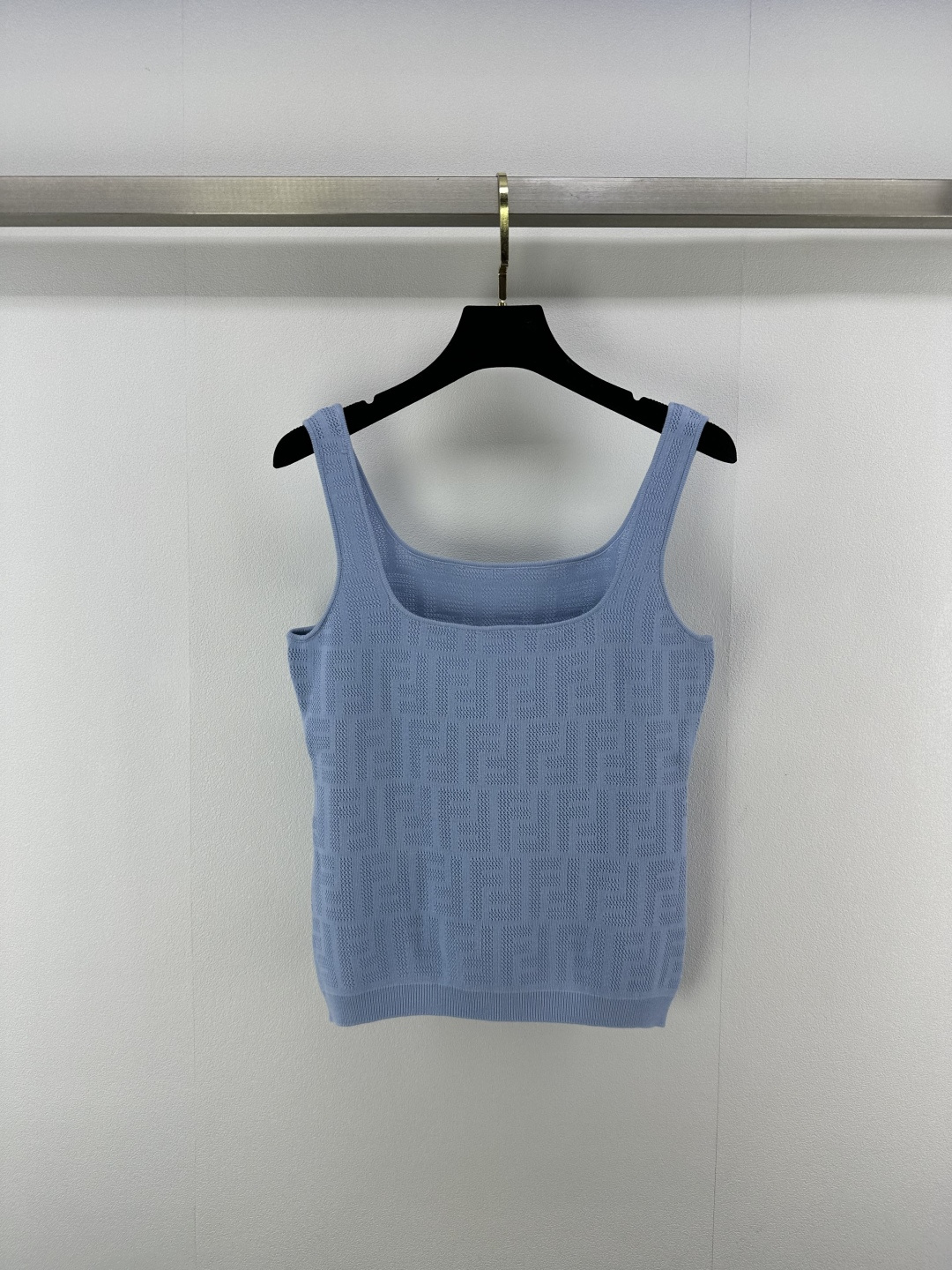 NO:413930,.165FEND* New details 25 Spring and summer latest square collar vest!  Customized cotton yarn woven, comfortable texture and full of elasticity. The garment is narrowed with threaded edges. The design is rich and highlights the layers. The overall shape is high-end and crisp. Create a unique fashionable style with regular tailoring. Inclusive figure. A must-have for relaxed and fashionable style!  3 color 3 code SML, fendi, alexander wang19860909.165FEND* 上新细节 25 春夏最新方领背心！定制棉纶纱线织造 质感舒适 弹力十足 成衣以螺纹包边收窄 设计丰富凸显层次 整体造型高级挺括 打造品牌特有时髦风格 常规剪裁 包容身材 松弛时髦风格必备！ 3色3码SML,,fendi,alexander wang,Women's clothing