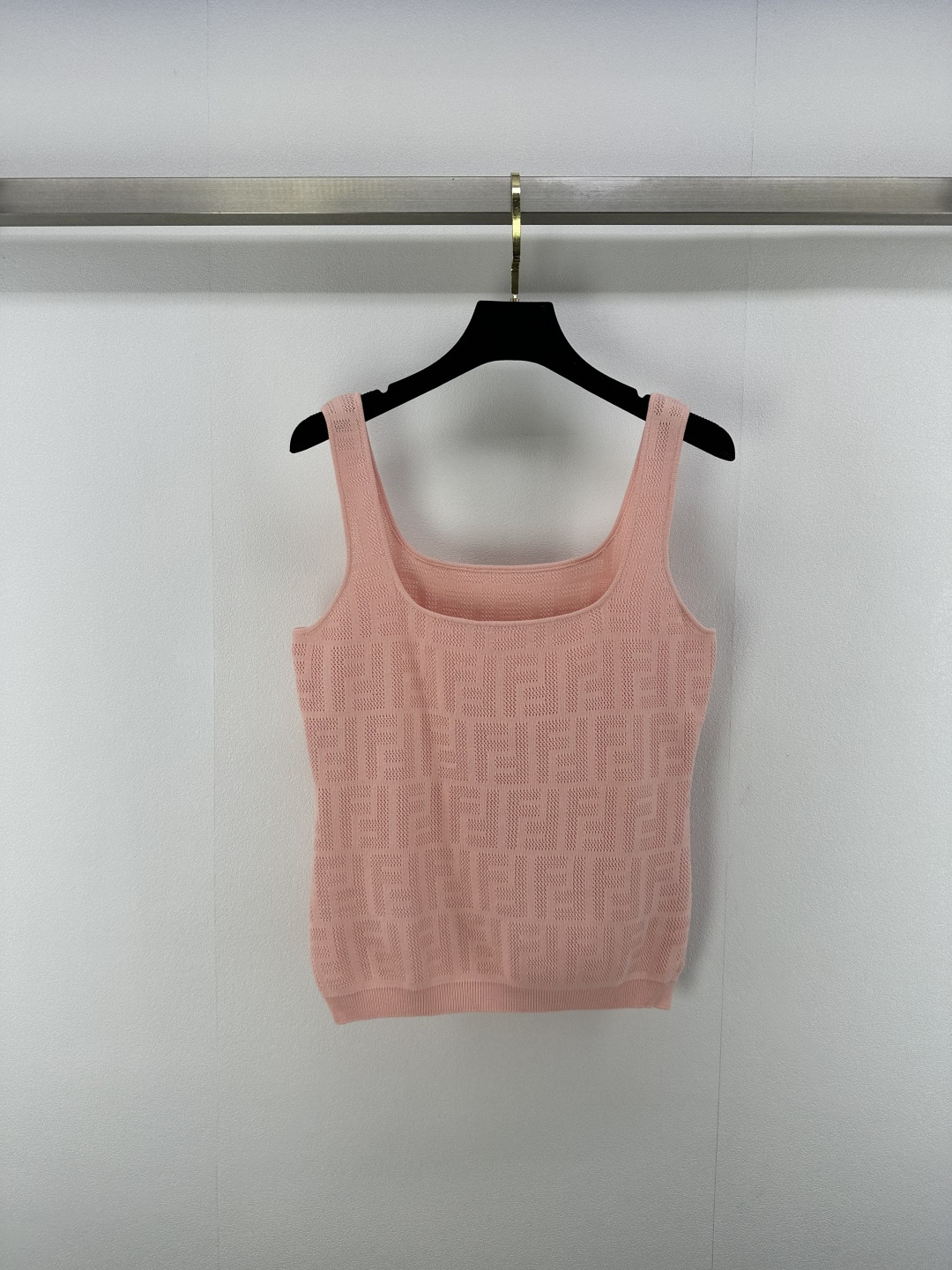 NO:413970,FEND* New details 25 Spring and Summer Latest Square Collar Vest!  Customized cotton yarn woven, comfortable texture and full of elasticity. The garment is narrowed with threaded edges. The design is rich and highlights the layers. The overall shape is high-end and crisp. Create a unique fashionable style with regular tailoring. Inclusive figure. A must-have for relaxed and fashionable style!  3 color 3 code SML, fendi, alexander wang19860909FEND* 上新细节 25 春夏最新方领背心！定制棉纶纱线织造 质感舒适 弹力十足 成衣以螺纹包边收窄 设计丰富凸显层次 整体造型高级挺括 打造品牌特有时髦风格 常规剪裁 包容身材 松弛时髦风格必备！ 3色3码SML,,fendi,alexander wang,Women's clothing