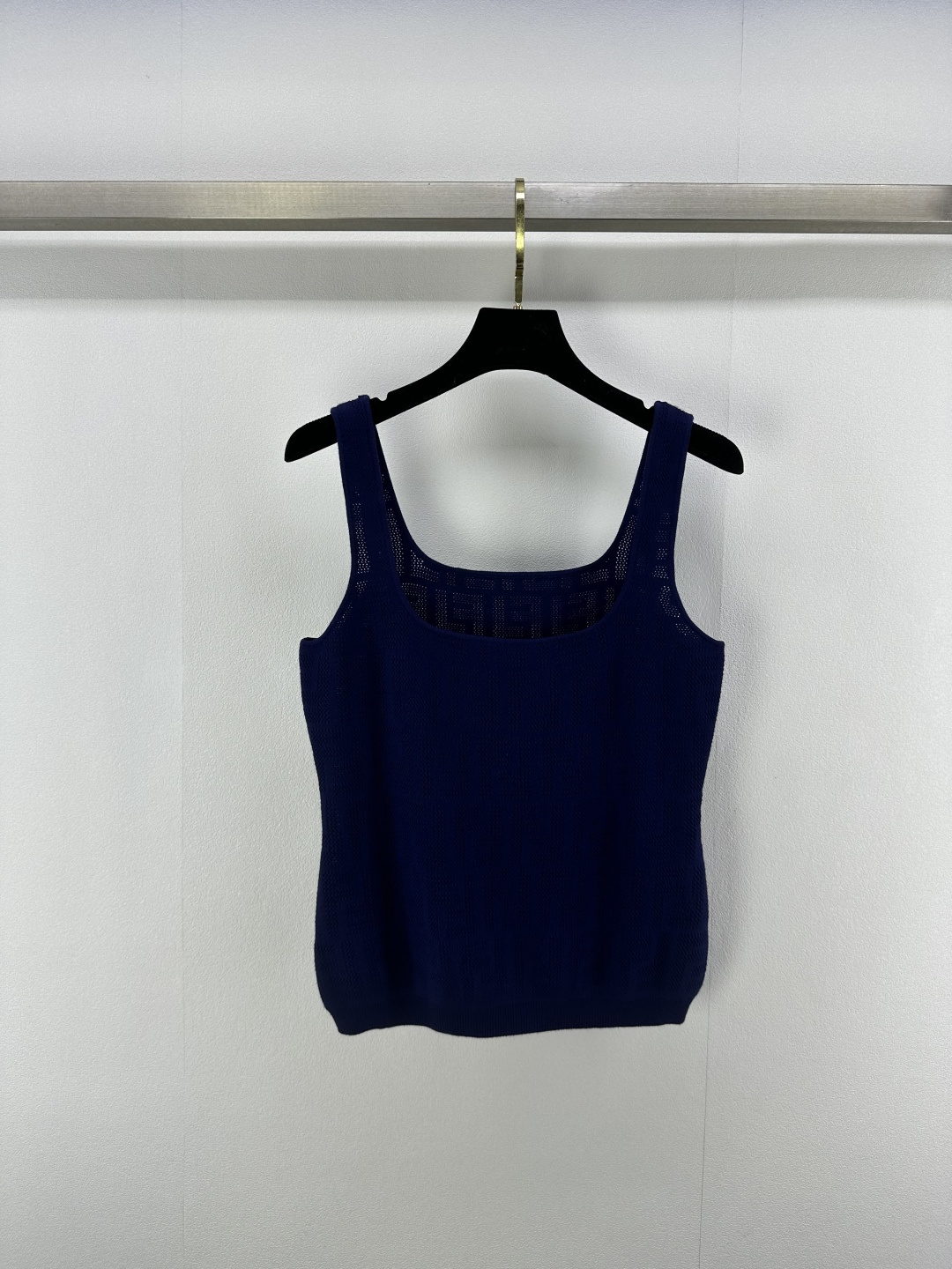 NO:413898,FEND* New details 25 Spring and Summer Latest Square Collar Vest!  Customized cotton yarn woven, comfortable texture and full of elasticity. The garment is narrowed with threaded edges. The design is rich and highlights the layers. The overall shape is high-end and crisp. Create a unique fashionable style with regular tailoring. Inclusive figure. A must-have for relaxed and fashionable style!  3 color 3 code SML, fendi, alexander wang19860909FEND* 上新细节 25 春夏最新方领背心！定制棉纶纱线织造 质感舒适 弹力十足 成衣以螺纹包边收窄 设计丰富凸显层次 整体造型高级挺括 打造品牌特有时髦风格 常规剪裁 包容身材 松弛时髦风格必备！ 3色3码SML,,fendi,alexander wang,Women's clothing