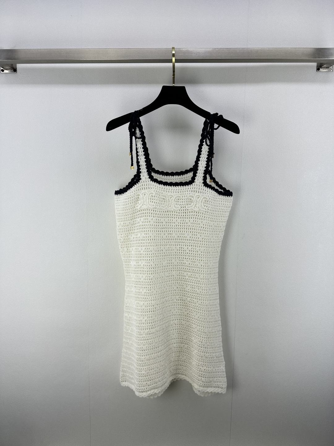 NO:415288,New details on Celin* 25 Spring and summer new contrasting edge hollow hook triumphant Arc de Triomphe knitted suspender skirt!  Customized with pure hand hook heavy craftsmanship!  Customize the entire pure hand hook!  White, rich and beautiful must be used as a magical tool!  The universal and versatile version is super slim!  The positioning logo is fashionable and high-end for girls with age reduction. The imported yarn texture is super comfortable!  Retro girlish temperament!  1 color 3 code SML, celine, skirts, alexander wang19860909Celin*上新细节 25 春夏新款撞色边镂空钩花凯旋门针织吊带裙！纯手钩重工艺定制！定制整件纯手钩！白富美必入神器！万能百搭版型超显瘦！定位logo减龄少女时髦又高级.进口纱线质感超舒适！复古少女气质！ 1色3码SML,,celine,skirts,alexander wang,Women's clothing