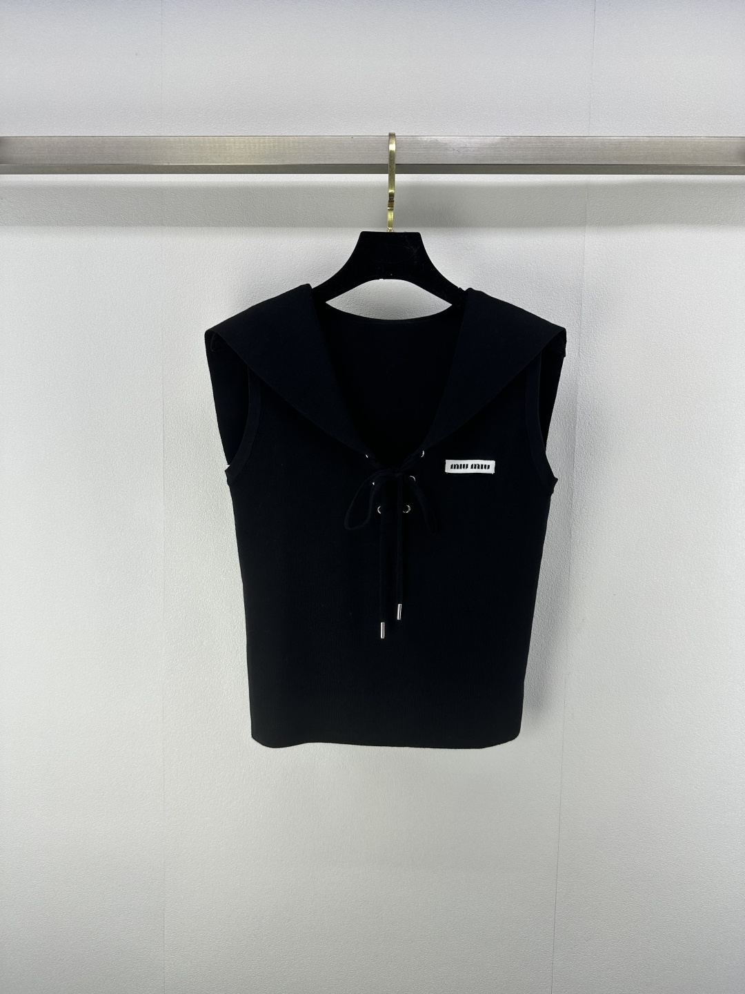 NO:422856,Miumi* new details 25 spring and summer new navy collar strap vest logo embellishment and decoration Academy style versatile girl Whether it is paired with jeans to show casualness or skirt to attend elegant occasions, you can become the focus of fashion with unique design and excellent quality. The upper body looks slim and versatile 1 color 3 size SML, miumiu, skirts, jeans, alexander wang19860909miumi*上新细节 25 春夏新款海军领绑带背心 logo点缀修饰 学院风百搭少女 无论是搭配牛仔裤展现休闲随性 还是配半裙出席优雅场合 都能凭借独特设计与卓越品质成为时尚焦点 上身显瘦百搭 1色3码SML,,miumiu,skirts,jeans,alexander wang,Women's clothing