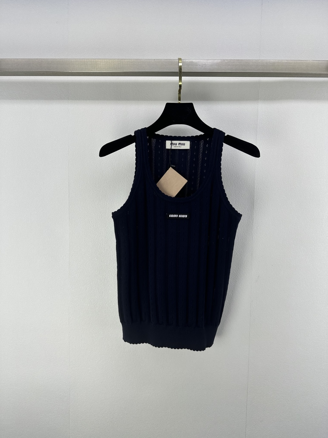 NO:416706,Miumi* new details 25 spring and summer new knitted round neck vest lace design classic letter logo decoration hollow design comfortable and fashionable versatile 3 colors 3 codes SML, miumiu, alexander wang19860909Miumi*上新细节 25 春夏新款针织圆领背心 花边包边设计 经典字母logo章仔装饰 镂空设计 舒适时髦百搭 3色3码SML,,miumiu,alexander wang,Women's clothing