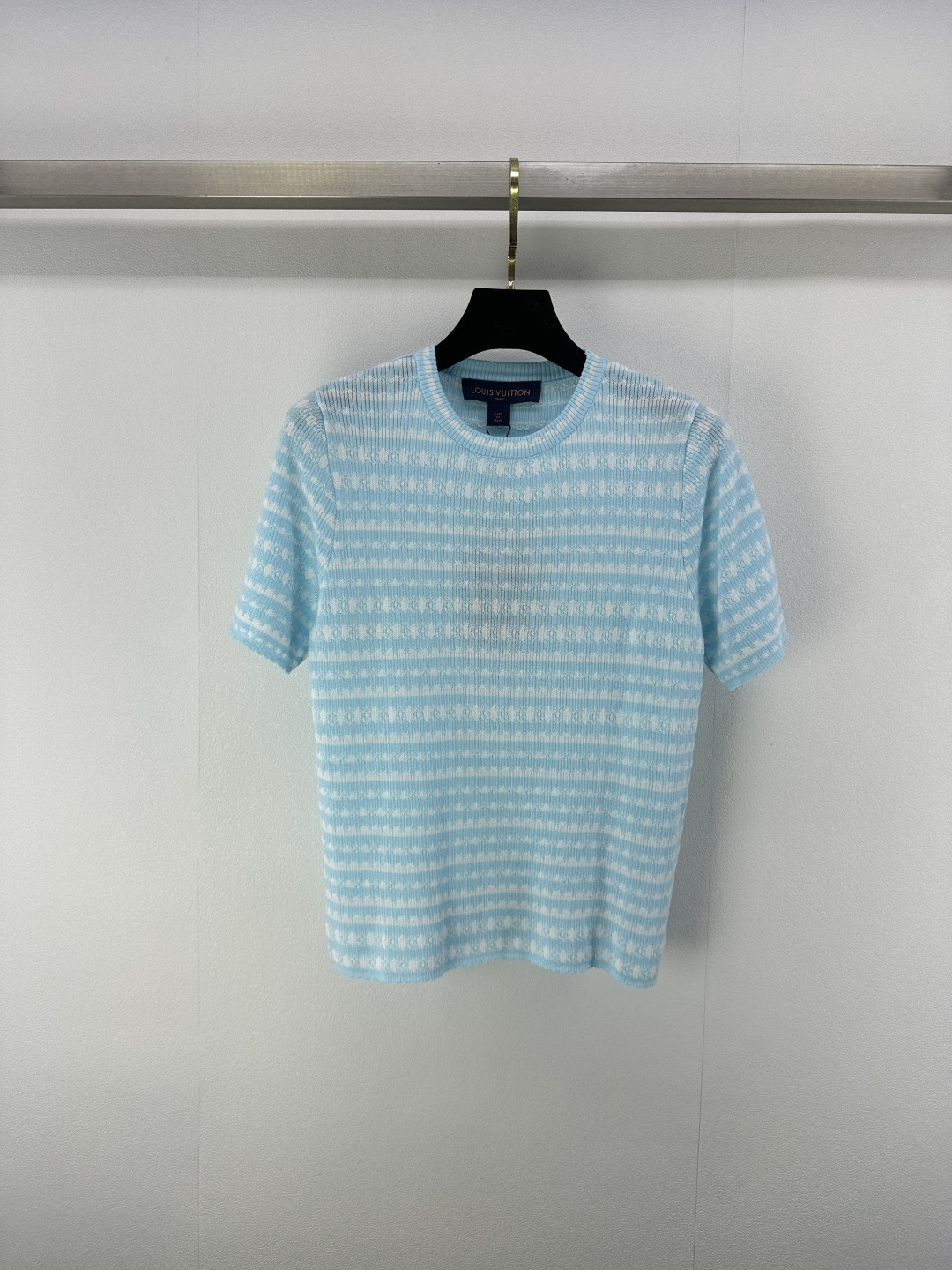 NO:416620,New details on LV* 25 Spring and summer new knitted round neck striped short sleeves Stripe splicing design Lace edging decoration yb open mold logo embellishment High-end fashionable light luxury versatile 2 colors 3 codes SML,,louis vuitton,T-shirt,alexander wang19860909LV*上新细节 25 春夏新款针织圆领条纹短袖 条纹拼接设计 花边包边装饰 yb开模logo标点缀 高级时髦轻奢百搭 2色3码SML,,louis vuitton,T-shirt,alexander wang,Women's clothing