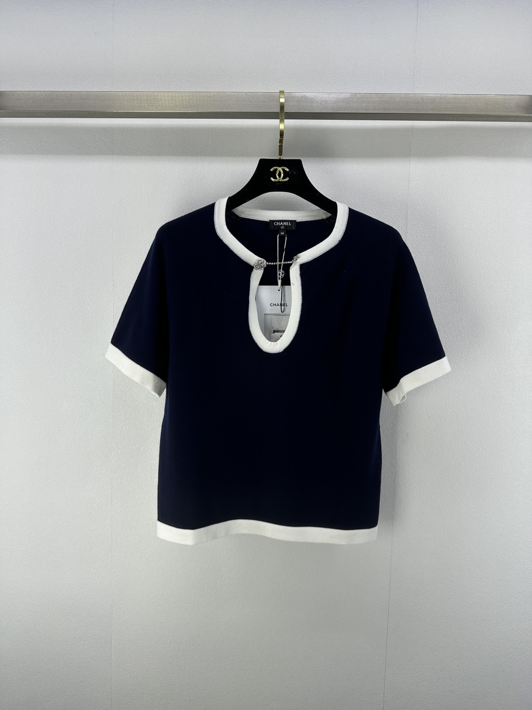 NO:416625,Chane* new details 25 spring and summer new knitted beaded short sleeves contrasting color raglan sleeve design Big V-neck yb open mold double closure camellia embellishment high-end fashionable light luxury exquisite 2 colors 3 codes SML, chanel, T-shirt, alexander wang19860909Chane*上新细节 25 春夏新款针织钉珠短袖 撞色包边插肩袖设计 大V领yb开模双clogo山茶花点缀 高级时髦轻奢精致 2色3码SML,,chanel,T-shirt,alexander wang,Women's clothing