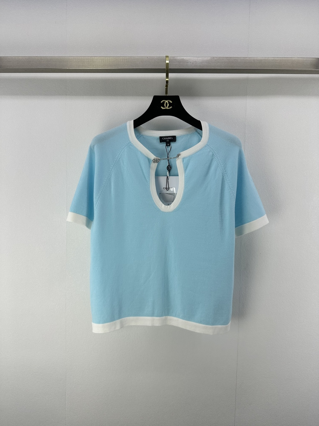 NO:416635,Chane* new details 25 spring and summer new knitted beaded short sleeves contrasting color raglan sleeve design Big V-neck yb open mold double closure camellia embellishment high-end fashionable light luxury exquisite 2 colors 3 codes SML, chanel, T-shirt, alexander wang19860909Chane*上新细节 25 春夏新款针织钉珠短袖 撞色包边插肩袖设计 大V领yb开模双clogo山茶花点缀 高级时髦轻奢精致 2色3码SML,,chanel,T-shirt,alexander wang,Women's clothing