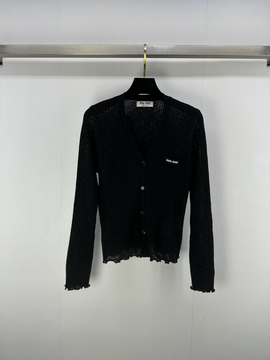 NO:422885,Miumi* New Details 25 Spring and Summer Latest V-neck Lace Knit Cardigan Long Sleeve!  Custom knitted material, comfortable, soft and elastic, customized button decoration, simple outfits to add literary atmosphere, simple embroidered letter logo on the chest can easily demonstrate the elegant and high-end brand tone!  3 color 3 code SML, miumiu, alexander wang19860909Miumi*上新细节 25 春夏最新Ｖ领花边针织开衫长袖！定制针织材质 舒适软糯 弹力十足 定制纽扣装饰 简易穿搭增添文艺气息 胸前刺绣字母徽标简单修饰 就能轻松彰显典雅高级的品牌调性！ 3色3码SML,,miumiu,alexander wang,Women's clothing