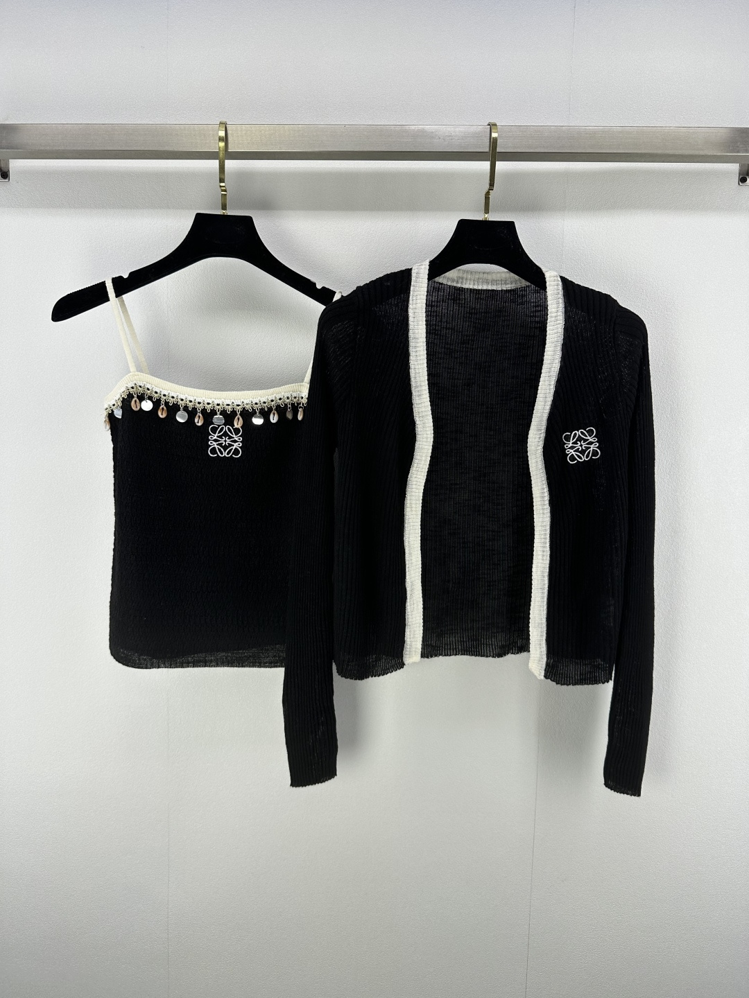 NO:420845,Loew* new details 25 New summer suspender knitted cardigan two-piece set Customized YB Tennis yarn woven texture high-quality comfortable Contrasted suspender vest paired with long-sleeved cardigan two-piece set design Sweet and temperament Multi-style styles Decorated with iconic letter logo pattern + shell decoration Show brand personality Highlights Highlights and high-end outfits Collar edges and large body colliding with thread elastic design Make simple styles sexy and personalized. The elastic and elastic fabric is more refined. The upper body is topped with the blouse. The flesh covers the flesh and makes the outfit look slim and relaxed tone. Light luxury and fashionable temperament The first choice for fashion outfits in all seasons 2 colors 3 SML,,loewe,alexander wang19860909loew*上新细节 25 夏季新款吊带针织开衫两件套 定制YB天丝纱线织造 质感高级舒适 撞色吊带背心搭配长袖开衫两件套设计 甜美气质多风格 胸前装点标志性字母徽标图案+贝壳装饰 彰显品牌个性 凸显穿搭高级感 领边与大身颜色碰撞 搭配螺纹弹力设计 让简单款式穿出性感个性 面料弹性松紧更显精致 与罩衫一同上身 遮肉显瘦穿搭尽显松弛调性 轻奢时髦气质 四季时尚穿搭首选 2色3码SML,,loewe,alexander wang,Women's clothing