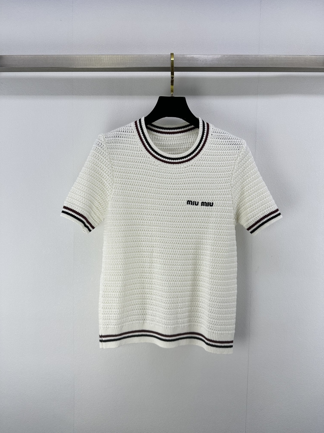 NO:416647,Miumi* new details 25 New summer hollow knitted round neck short sleeves Customized YB mercerated wool yarn wool yarn wool cut knitted round neck top cuts all body with hollow crochet texture outline striped lines pattern highlights high-end feel The neckline cuffs and hem are contrasting blue and red threads, elastic and tighter, more refined, slimming outfit, style to accommodate body shape, showing loose tone Contrasted embroidery logo on the chest highlights light luxury and fashionable temperament, can be worn alone, the first choice for fashionable outfits in all seasons 1 color 3 SML,,miumiu, T-shirt, alexander wang19860909Miumi*上新细节 25 夏季新款镂空针织圆领短袖 定制YB丝光羊毛纱线织造 质感高级 透气舒适 针织圆领上衣剪裁 通体利用镂空钩针肌理交织 勾勒出条纹线条花纹图案 凸显穿搭高级感 领口袖口和下摆采用蓝红螺纹撞色 弹性松紧更显精致 穿搭显瘦 版型包容身材 尽显松弛调性 胸前撞色刺绣徽标 凸显轻奢时髦气质 单穿叠穿均可 四季时尚穿搭首选 1色3码SML,,miumiu,T-shirt,alexander wang,Women's clothing