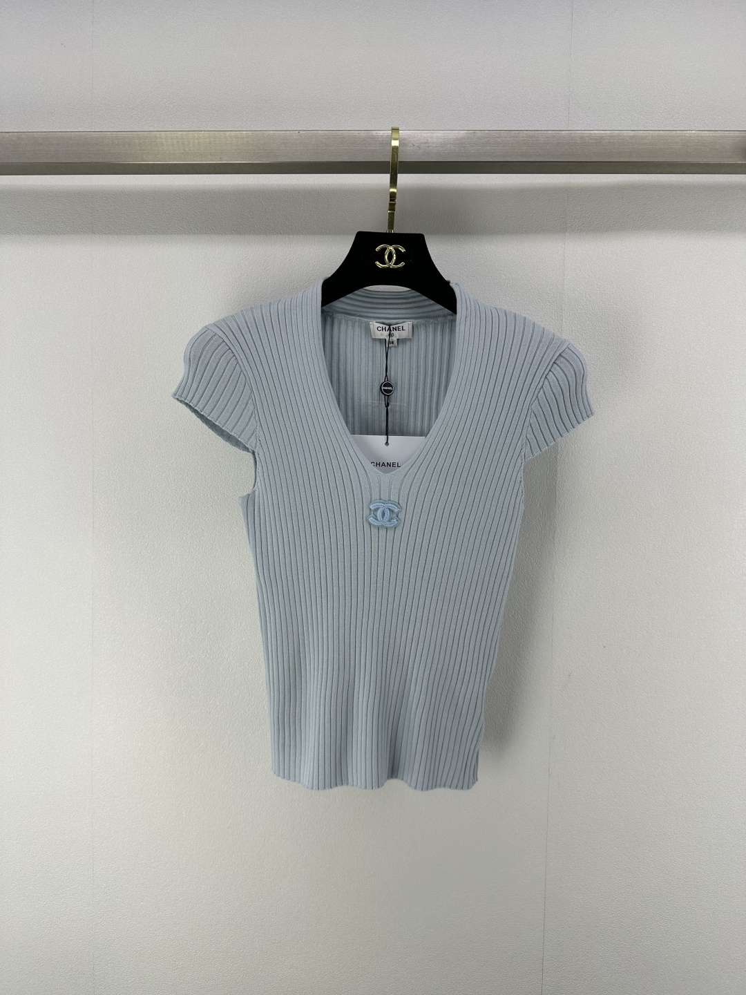 NO:422865,Chane* new details 25 New summer new V-neck knitted short-sleeved custom YB imported yarn woven, comfortable texture, delicate skin-friendly, knitted short-sleeved top cut, the whole body is woven with vertical pit strips, crochet texture, contrasting chest color double C presents elegant style, elastic and tighter, more delicate, slim outfit, highlighting the light luxury and fashionable temperament, single wear and layering, the first choice for fashion outfits in all seasons, 3 colors and 3 codes SML, chanel, T-shirt, alexander wang19860909Chane*上新细节 25 夏季新款新品V领针织短袖 定制YB进口纱线织造 质感舒适 亲肤细腻 针织短袖上衣剪裁 通体利用竖坑条钩针肌理交织 胸口撞色双C呈现优雅格调 弹性松紧更显精致 穿搭显瘦 凸显轻奢时髦气质 单穿叠穿均可 四季时尚穿搭首选 3色3码SML,,chanel,T-shirt,alexander wang,Women's clothing