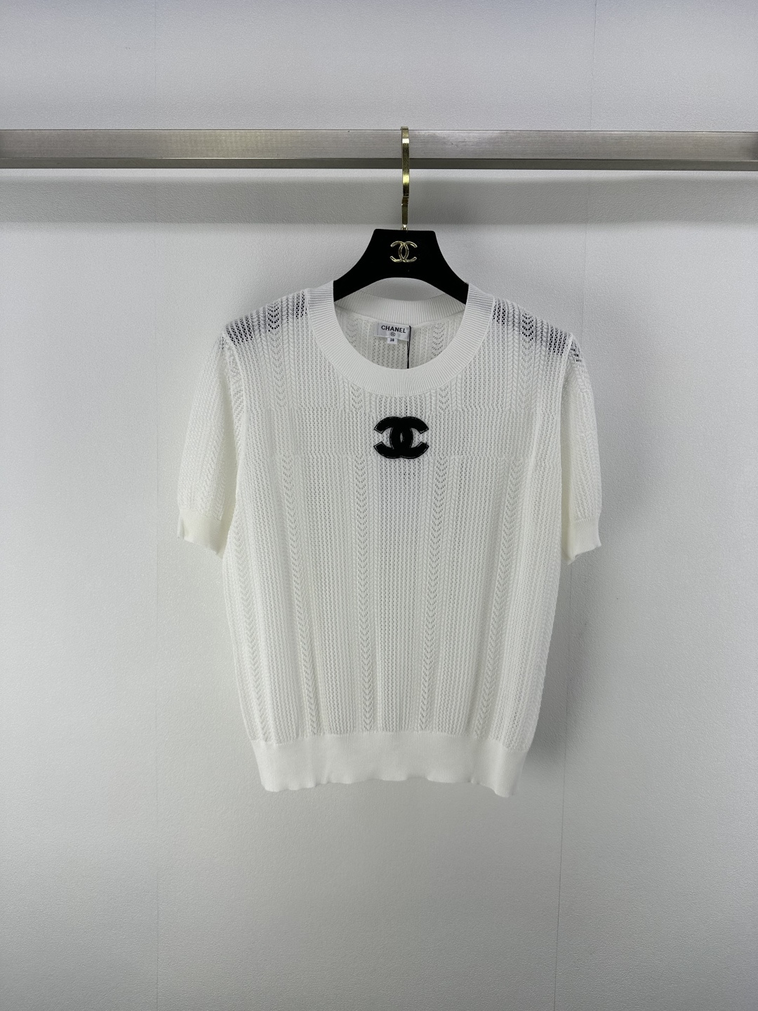 NO:422874,Chane* New Details 25 Spring and Summer Newest Round Neck Hollow Knitted Short Sleeves!  Customized YB ice silk material woven, soft and skin-friendly, comfortable and stylish, the collar cuffs are edging threads echo the hem, the contrasting letter embroidered logo decoration on the chest, the short style is not picky!  2 color 3 code SML, chanel, T-shirt, alexander wang19860909Chane*上新细节 25 春夏最新圆领镂空针织短袖！定制YB冰丝材质织造 柔软亲肤 舒适有型 通体领口袖口包边螺纹与下摆呼应 胸前撞色字母刺绣徽标装饰 短款版型不挑人！ 2色3码SML,,chanel,T-shirt,alexander wang,Women's clothing