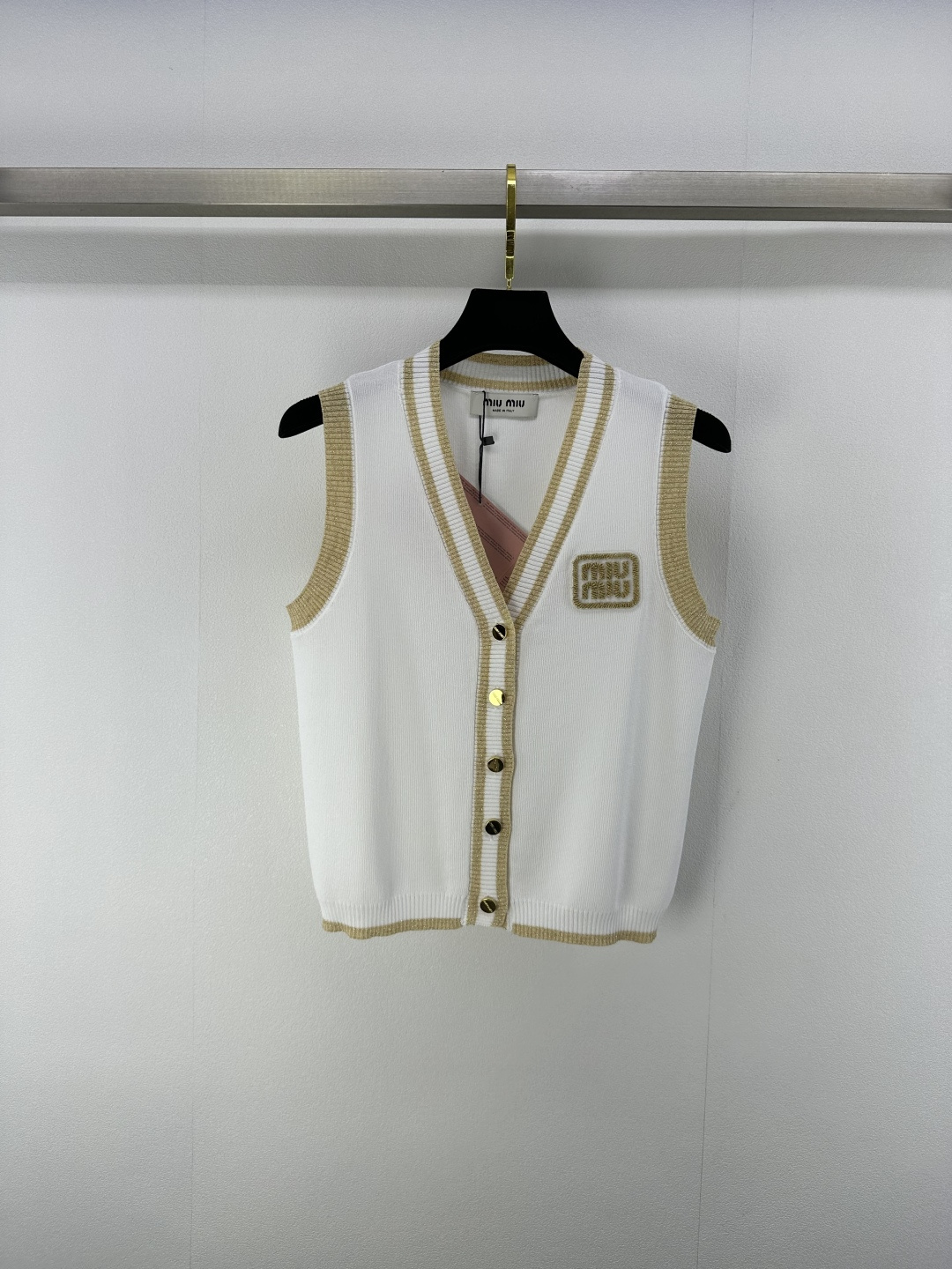 NO:422896,Miumi* New Details 25 New Summer Gold Wire Knitted V-neck Cardigan Vest!  Positioning logo logo, the fabric has a delicate texture. White, rich and beautiful must be used as a magical tool!  The universal and versatile version is super slim!  V-neck age-reducing girls are fashionable and high-end. The imported yarn texture is super comfortable!  Retro girlish temperament!  2 colors 3 codes SML, miumiu, alexander wang19860909Miumi*上新细节 25 夏季新款金丝针织v领开衫背心！定位logo徽标 面料质感细腻.白富美必入神器！万能百搭版型超显瘦！V领减龄少女时髦又高级.进口纱线质感超舒适！复古少女气质！ 2色3码SML,,miumiu,alexander wang,Women's clothing