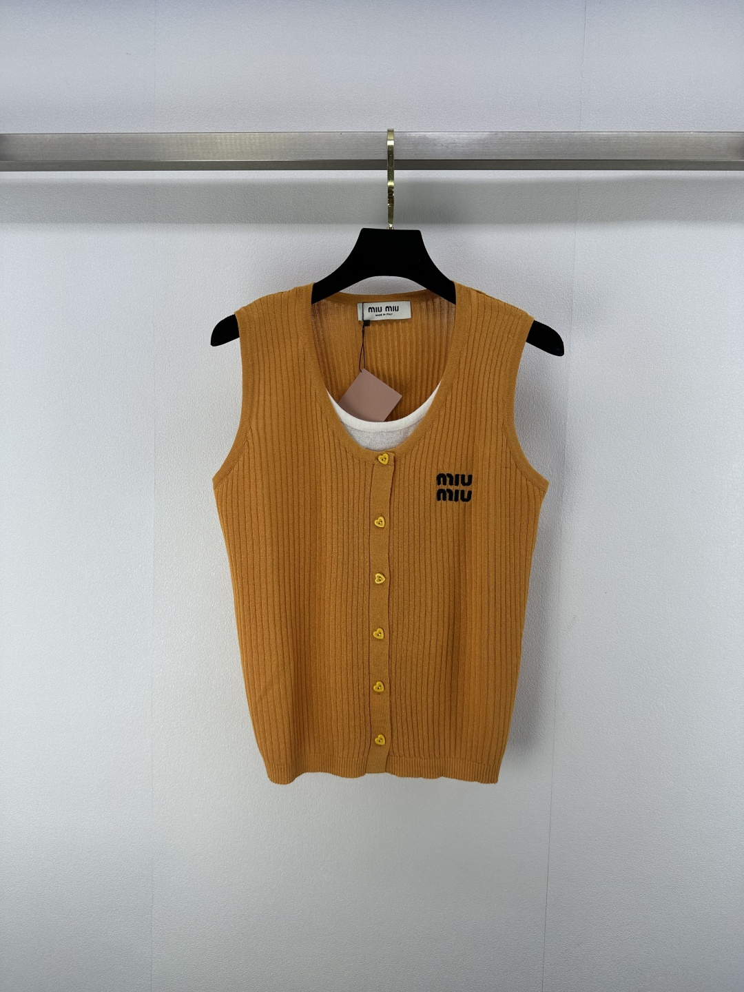 NO:422905,Miu I* New Details 25 Spring and Summer Latest Fake Two-Piece Knitted Vest!  Custom imported knitted material, soft and comfortable, fake two-piece style, rich design layering, the hem embellishes the brand logo to highlight the brand's high-end style, the ready-made garments are comfortable and elastic, adding a lively atmosphere to the outfit. No need to deliberately add decoration, it can demonstrate the elegant and high-end brand tone!  2 colors 3 codes SML, miumiu, alexander wang19860909Miu I* 上新细节 25 春夏最新假两件针织背心！定制进口针织材质 柔软舒适 假两件版型 设计层次感丰富 下摆点缀品牌徽标 彰显品牌高级格调 成衣舒适有弹力 为穿搭增添活泼气息 无需刻意加饰 即可彰显典雅高级的品牌调性！ 2色3码SML,,miumiu,alexander wang,Women's clothing