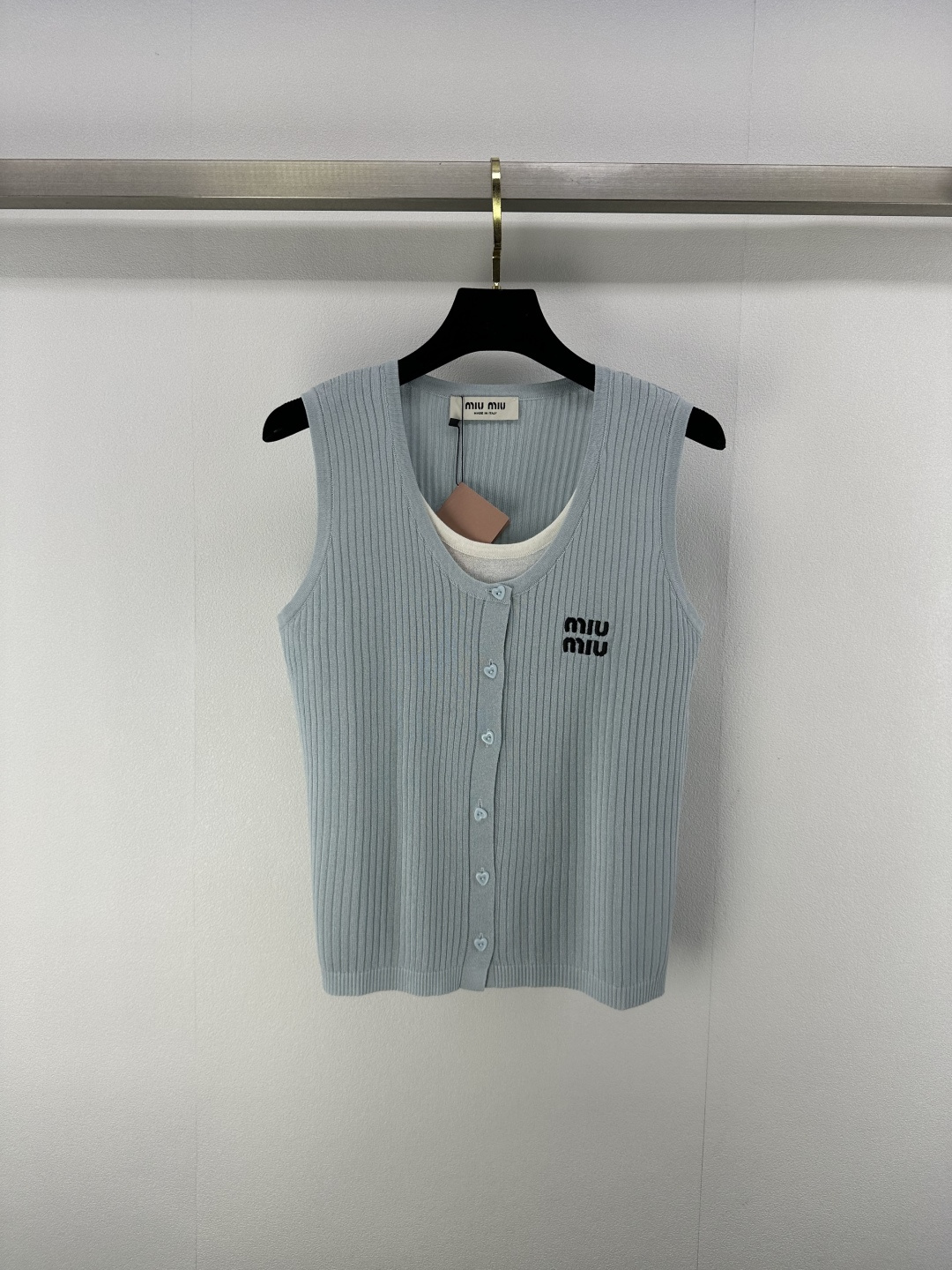 NO:422915,Dio* New Details 25 Spring and Summer Latest Fake Two-Piece Knitted Vest!  Custom imported knitted material, soft and comfortable, fake two-piece style, rich design layering, the hem embellishes the brand logo to highlight the brand's high-end style, the ready-made garments are comfortable and elastic, adding a lively atmosphere to the outfit. No need to deliberately add decoration, it can demonstrate the elegant and high-end brand tone!  2 colors 3 codes SML, dior, alexander wang19860909Dio* 上新细节 25 春夏最新假两件针织背心！定制进口针织材质 柔软舒适 假两件版型 设计层次感丰富 下摆点缀品牌徽标 彰显品牌高级格调 成衣舒适有弹力 为穿搭增添活泼气息 无需刻意加饰 即可彰显典雅高级的品牌调性！ 2色3码SML,,dior,alexander wang,Women's clothing