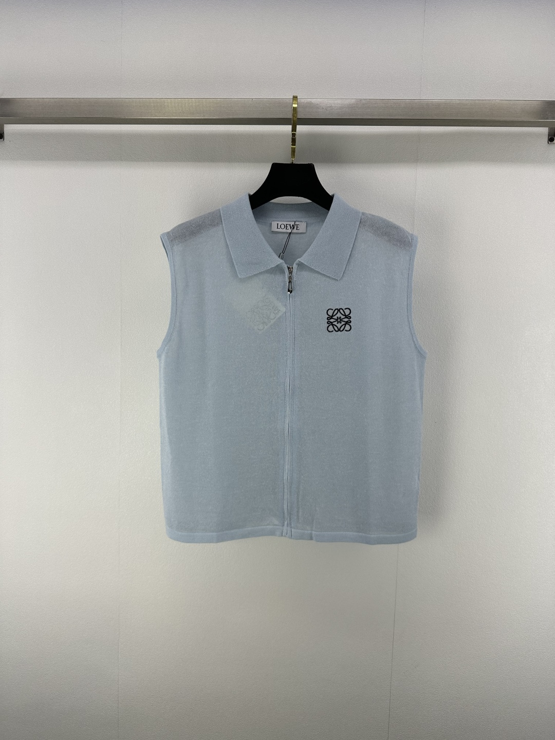 NO:422829,Loew* new details 25 Spring and summer new zipper lapel vest, hardware logo medal decoration matching, slim on the upper body, super white skin, custom logo embroidery craftsmanship, low-key and luxurious! A must-have item for fashionable things unlocks all outfits! Classic items are fashionable and high-end, and the classic style is versatile and not picky! 2 color 3 code SML, loewe, alexander wang19860909loew*上新细节 25 春夏新款拉链翻领背心 五金logo勋章修饰搭配 上身显瘦超級显肤白 定制logo刺绣工艺 低调奢华！ 时髦精必备单品解锁所有穿搭！经典单品时髦又高级 经典版型百搭不挑人！ 2色3码SML,,loewe,alexander wang,Women's clothing