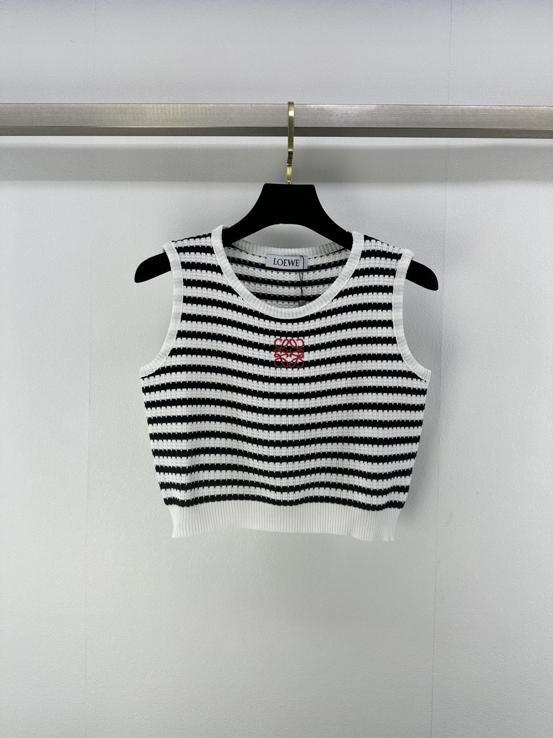 NO:419030,Loew* new details 25 spring and summer new knitted striped vest contrasting color striped splicing design classic double c letter embroidery logo embellishment classic fashionable exquisite versatile 3 colors 3 code SML, loewe, alexander wang19860909loew*上新细节 25 春夏新款针织条纹背心 撞色条纹拼接设计 经典双c字母刺绣logo点缀 经典时髦精致百搭 3色3码SML,,loewe,alexander wang,Women's clothing