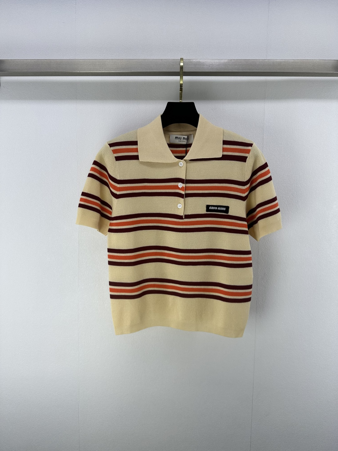 NO:418986,Miumi* new details 25 new summer knitted lapel short sleeves, mid-color striped splicing design, yb open mold letter logo button decoration, classic letter logo embellishment, fashionable Korean versatile 1 color 3 code SML,,miumiu, T-shirt, alexander wang19860909Miumi*上新细节 25 夏季新款针织翻领短袖 间色条纹拼接设计 yb开模字母logo纽扣装饰 经典字母logo章仔点缀 时髦韩系百搭 1色3码SML,,miumiu,T-shirt,alexander wang,Women's clothing