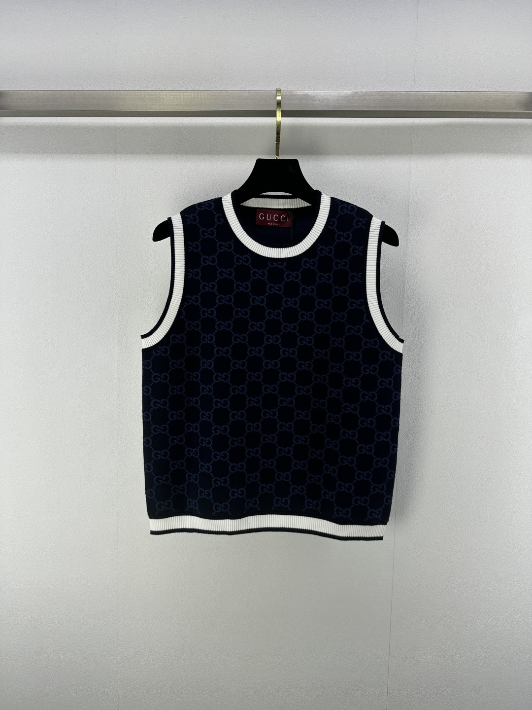 NO:419003,New details on Gucc* 25 New summer jacquard knitted vest Customized YB cotton yarn woven High-quality texture Comfortable and soft Vest tailoring Tight knitted comfortable transition into spring and summer Neck cuffs White threaded edging Different from blue body Rich layered Rhombus distributed double G letter logo embellishment Show brand tone Regular tailoring Hidden meat to make it look tender Spring and summer Daily age reduction 1 color 3 code SML, gucci, alexander wang19860909Gucc*上新细节 25 夏季新款提花针织背心 定制YB全棉纱线织造 质感高级 舒适柔软 背心剪裁 密实针织舒适过渡入春夏 领口袖口白色螺纹包边 与蓝色衣身相异 层次感丰富 通体菱形分布双G字母徽标点缀 彰显品牌调性 常规剪裁 藏肉显嫩 春夏日常减龄 1色3码SML,,gucci,alexander wang,Women's clothing