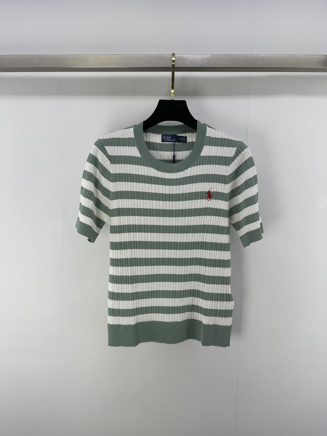 NO:419056,New details for RL 25 New summer round-neck striped knitted short-sleeved daily necessities. Fashionable elements that never go out of date~~The logo embroidery is exquisite and has a big brand casual and high-end!  A knitted quality T-shirt is beyond the reach. It can be easily done with jeans and goes on a date and shopping!  3 color 3 code SML, jeans, T-shirt,tees, t-shirt,alexander wang19860909RL 上新细节 25 夏季新款圆领条纹针织短袖日常必备款 永不过时的时尚元素～～logo刺绣精致大牌 休闲也高级！ 针织的品质感T恤是望尘莫及的 搭配牛仔裤约会逛街都能轻松搞定！ 3色3码SML,,jeans,T-shirt,tees，t-shirt,alexander wang,Women's clothing