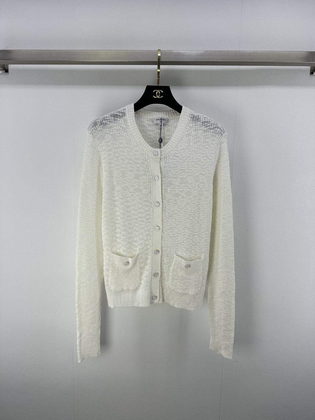 NO:418995,Chane* new details 25 New summer style CoCo beach series cardigan long sleeves Custom knitted material Custom hardware buttons, delicate texture Soft and comfortable all-body vertical texture rich visual effects Matching elastic features Make fit the body look slimmer and add exquisite tone to show brand tone Show versatile styles and skin tone!  2 colors 3 codes SML, chanel, alexander wang19860909Chane*上新细节 25 夏季新款 CoCo沙滩系列开衫长袖 定制针织材质 定制五金纽扣,细腻肌理 柔软舒适通体竖纹肌理丰富视觉效果 搭配弹性十足的特性 贴合身型更显瘦 增添精致调性 展示品牌调性 百搭款式不挑年龄肤色！ 2色3码SML,,chanel,alexander wang,Women's clothing