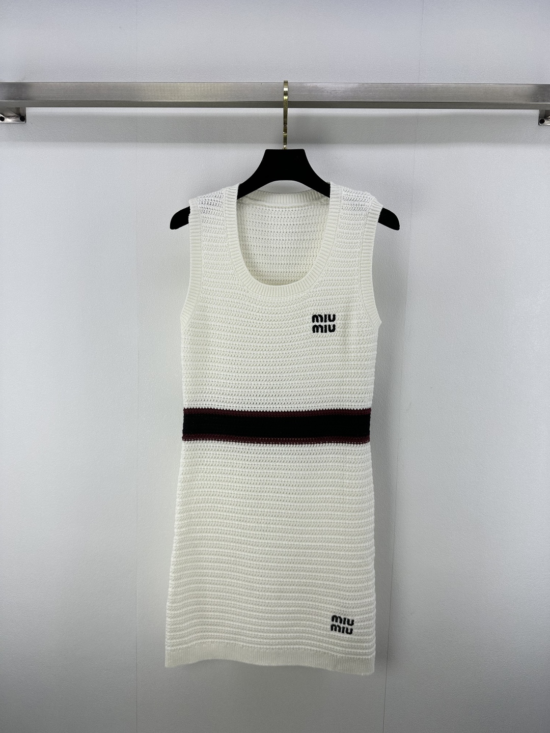 NO:419038,Miumi* new details 25 New summer striped knitted vest skirt Customized YB wool yarn weaving texture, shiny, comfortable and breathable, vest dress style, round neck neckline appropriate skin exposure, beautify the head and shoulder ratio, make the striped crochet texture form a layered letter logo decoration on the hem of the chest, strong retro style, dark colliding between the waist forms a waist seal, divide the proportions up and down, slim fit style highlights the figure, playful, age-reducing, easy to control when traveling or relaxing parties, 1 color 3 codes SML,,miumiu, skirts, alexander wang19860909Miumi*上新细节 25 夏季新款条纹针织背心裙 定制YB羊毛纱线织造 质感光泽 舒适透气 背心连衣裙版型 圆领领口恰当露肤 美化头肩比例更显瘦 条纹钩针纹理形成层次感胸前下摆字母徽标装饰 复古风格强烈 腰间深色碰撞形成腰封 划分比例上下分割 修身版型突显身材 俏皮减龄显白 日常出行或轻松聚会轻松驾驭 1色3码SML,,miumiu,skirts,alexander wang,Women's clothing