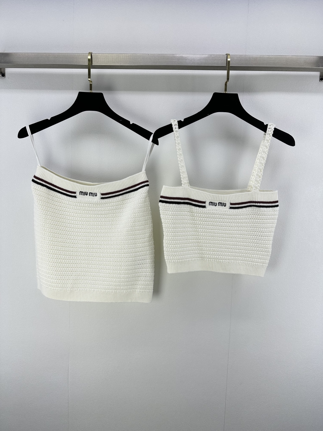 NO:419048,Miumi* new details 25 New summer striped knitted suspender short skirt suit 0 customized YB mercerized wool yarn weaving texture, comfortable and skin-friendly, flat-mouth suspender vest straight skirt suit, whole body horizontal pit strip crochet texture design, hollow shoulder straps on chest stripes, embroidered letter logo pattern decoration, highlight the brand personality, highlight the overall sense of the outfit, elastic and tighter, more refined, matched with the same series of slim skirts, waist logo echoes, outfits slim, show slack tone, light luxury and fashionable temperament, can be worn alone, the first choice for fashionable outfits in all seasons, 1 color 3 SML,,miumiu, skirts, alexander wang19860909Miumi*上新细节 25 夏季新款条纹针织吊带短裙套装0定制YB丝光羊毛纱线织造 质感光泽 舒适亲肤 平口吊带背心直筒半裙套装 通体横向坑条钩织纹理设计 镂空肩带胸前条纹 刺绣字母徽标图案装点 彰显品牌个性 凸显穿搭整体感 弹性松紧更显精致 搭配同系列修身半裙 腰身徽标呼应 穿搭显瘦 尽显松弛调性 轻奢时髦气质 单穿叠穿均可 四季时尚穿搭首选 1色3码SML,,miumiu,skirts,alexander wang,Women's clothing