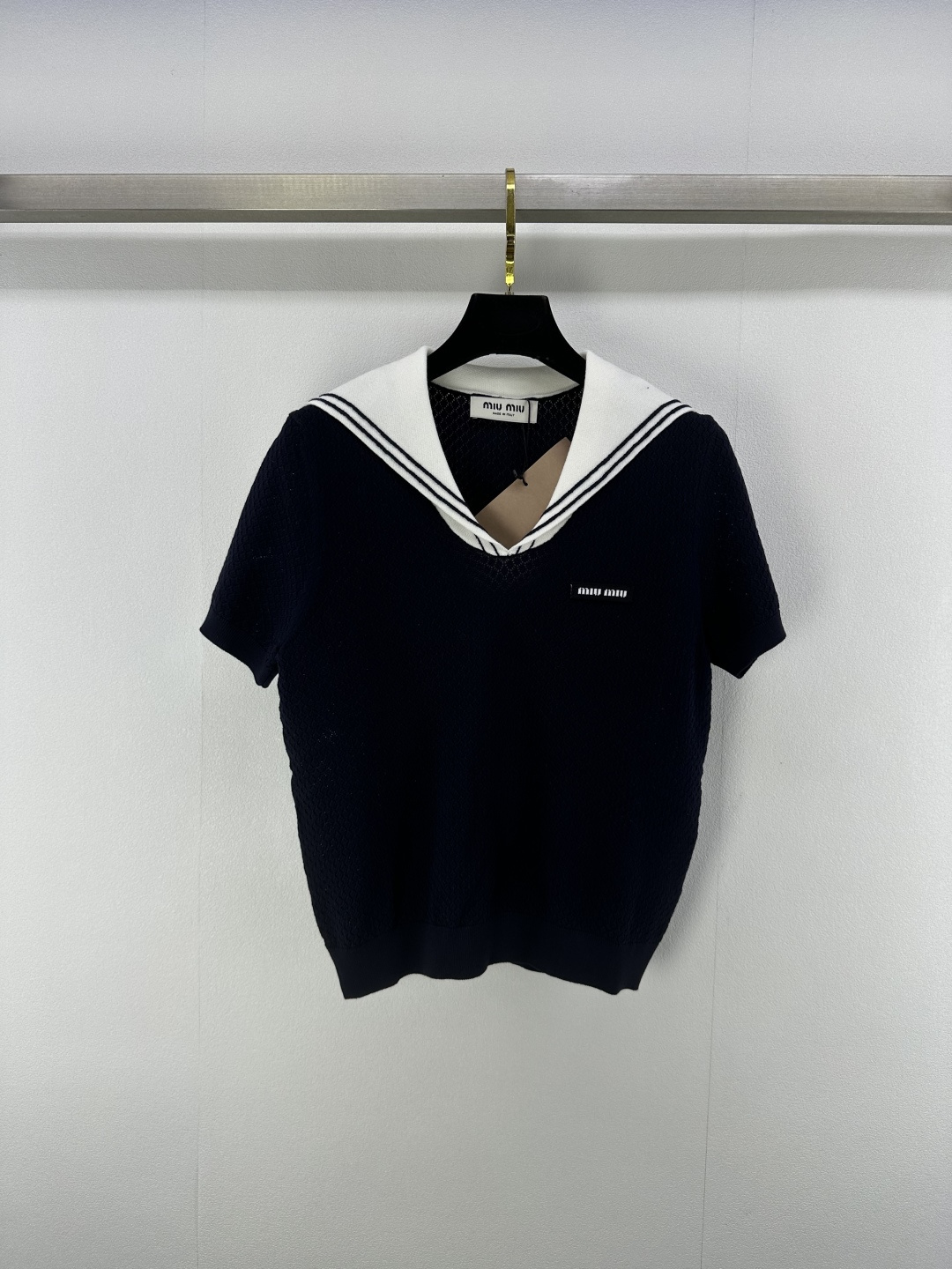 NO:418891,New details on Miumi* 25 The new summer navy collar knitted short-sleeved navy style small lapel is the highlight of the plus point. The full college style can be salty and sweet at a glance. Simple and generous. The short design is playful and age-reducing. The visually high and optimized proportions are the highlight of the college style. The youthful girlish feeling is slim and versatile. The blue and white navy V-neck. The small navy style lapel is the highlight of the plus point. The full college style can be salty and sweet. Fall in love with it at a glance!  2 color 3 code SML, miumiu, T-shirt, alexander wang19860909Miumi*上新细节 25 夏季新款海军领针织短袖海军风小翻领是加分亮点 满满的学院风可盐可甜一眼入的款 简约大方 短款设计俏皮减龄 视觉显高又优化比例 学院风青春少女感 显瘦又百搭 蓝白海军V领 海军风小翻领是加分亮点 满满的学院风可盐可甜 一眼爱上！ 2色3码SML,,miumiu,T-shirt,alexander wang,Women's clothing
