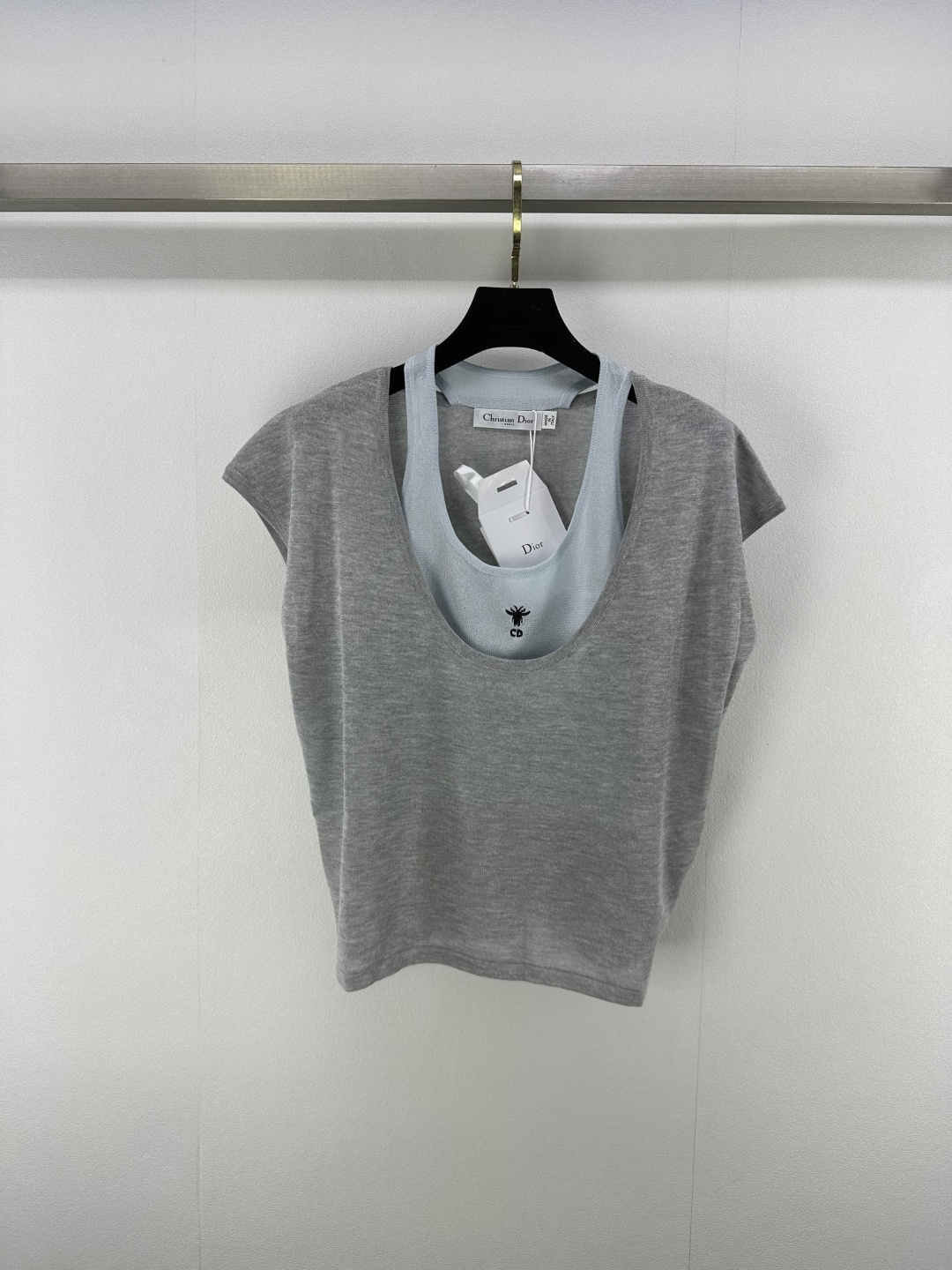 NO:418915,DIO* new details 25 new summer double-neck short-sleeved color combination simple and high-end fake two-piece design super layered loose style positioning little bee fashionable and lazy 3-color 3-code SML, dior, T-shirt, alexander wang19860909DIO*上新细节 25 夏季新款双领短袖 拼色简约又高级假两件设计层次感超强 宽松版型 定位小蜜蜂 时髦又慵懒 3色3码SML,,dior,T-shirt,alexander wang,Women's clothing