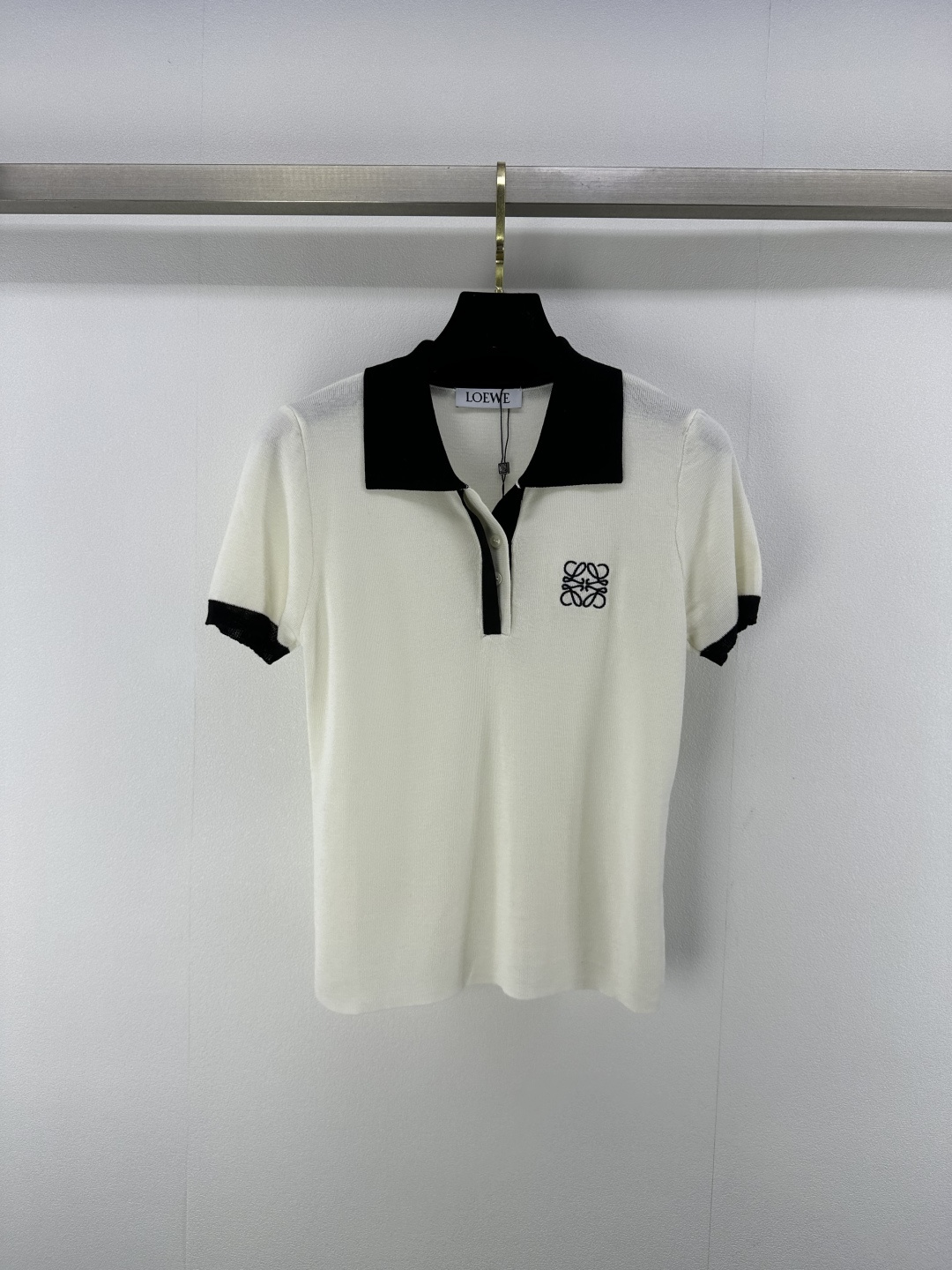 NO:419029,Loew* new details 25 Spring and summer new half-cardigan short-sleeved logo totem modification matching, the upper body looks slim and white, low-key and luxurious! A must-have item for fashionable things unlocks all outfits! Classic items are fashionable and high-end, and the classic style is versatile and not picky! 2 color 3 code SML, loewe, T-shirt, alexander wang19860909loew*上新细节 25 春夏新款半开衫短袖 logo图腾修饰搭配 上身显瘦超級显肤白 低调奢华！ 时髦精必备单品解锁所有穿搭！经典单品时髦又高级 经典版型百搭不挑人！ 2色3码SML,,loewe,T-shirt,alexander wang,Women's clothing