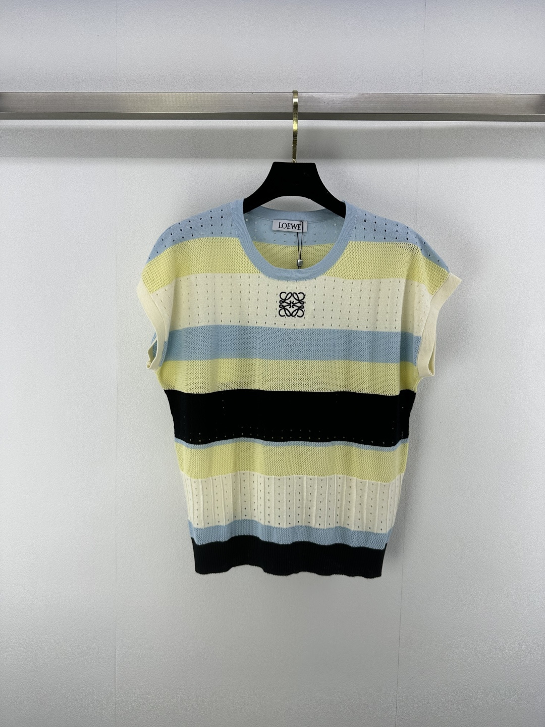 NO:418927,Loew* New Details 25 Spring and Summer Latest Colored Hollow Knitted Round Neck Vest!  Custom blended yarn material, customized logo totem, comfortable and stylish, relaxed and fashionable, hollow texture of mesh, agile and hazy, sexy, stripes make dopamine more vibrant, simple and versatile, loose style, modifying elegant lines, a must-have for commuting, dates and vacations!  1 color 3 code SML, loewe, alexander wang19860909Loew* 上新细节 25 春夏最新彩色镂空针织圆领背心！定制混纺纱线材质 定制logo图腾 舒适有型 松弛时髦 通体网眼镂空肌理 灵动朦胧不失性感 条纹更显多巴胺活力 上身简约又百搭 宽松版型 修饰出优雅线条 通勤约会度假必备时尚焦点穿搭！ 1色3码SML,,loewe,alexander wang,Women's clothing